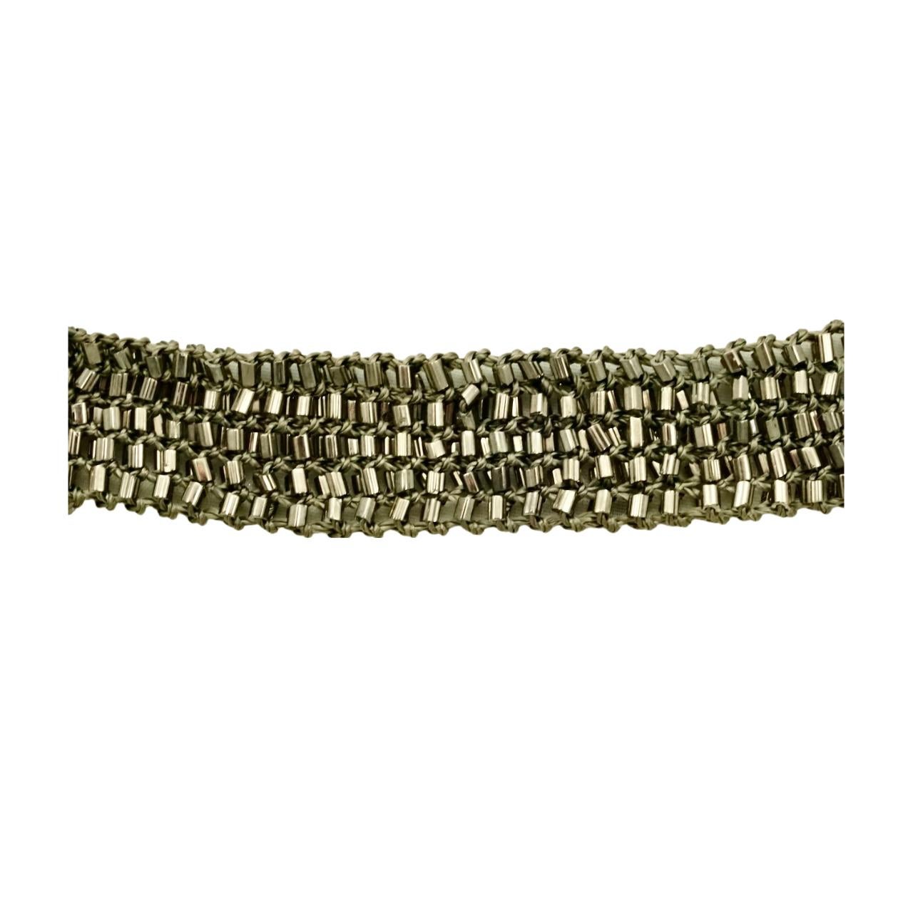 Art-Deco-Lariat-Halskette oder -Gürtel mit silbernen Glasperlen auf grauem Garn. Länge 182 cm / 71,6 Zoll bei 1,8 cm / .7 Zoll Breite. Diese wunderschöne schimmernde Halskette ist in sehr gutem Zustand. 

Dies ist ein fabelhaftes Vintage-Accessoire.