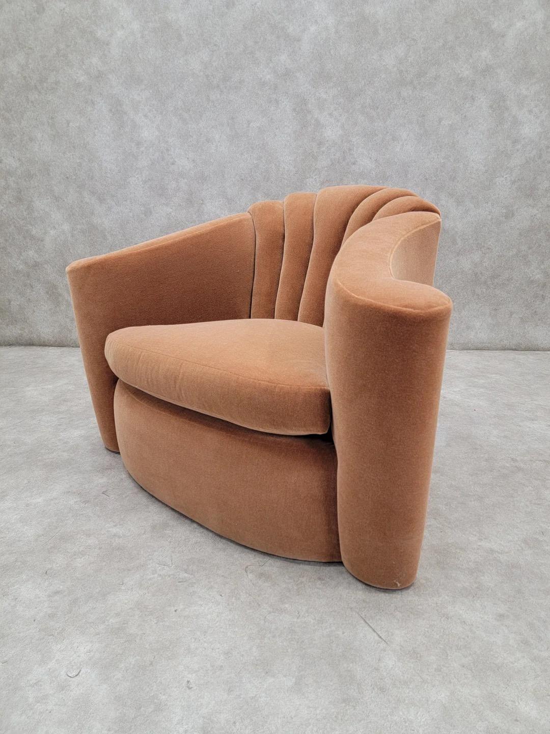 Art déco Fauteuil club Art Déco Larry Laslo à dossier cannelé et bras évasés en mohair en vente