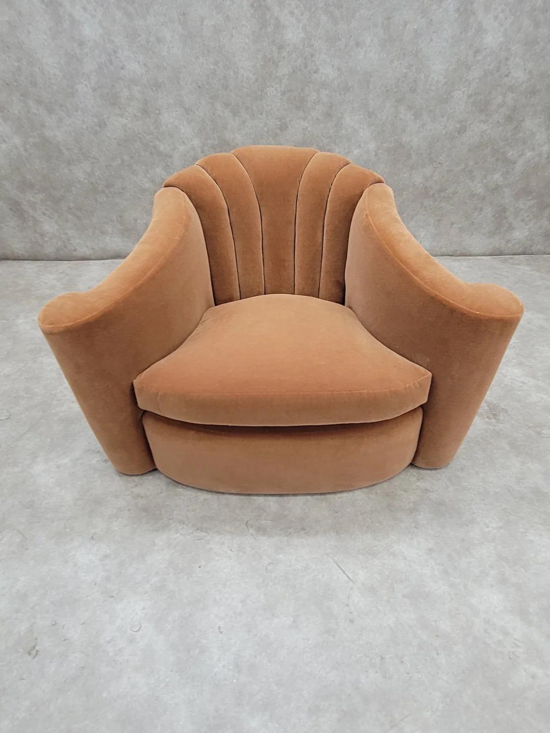 Inconnu Fauteuil club Art Déco Larry Laslo à dossier cannelé et bras évasés en mohair en vente