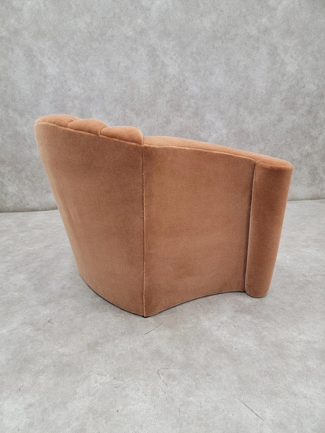 Fauteuil club Art Déco Larry Laslo à dossier cannelé et bras évasés en mohair Bon état - En vente à Chicago, IL