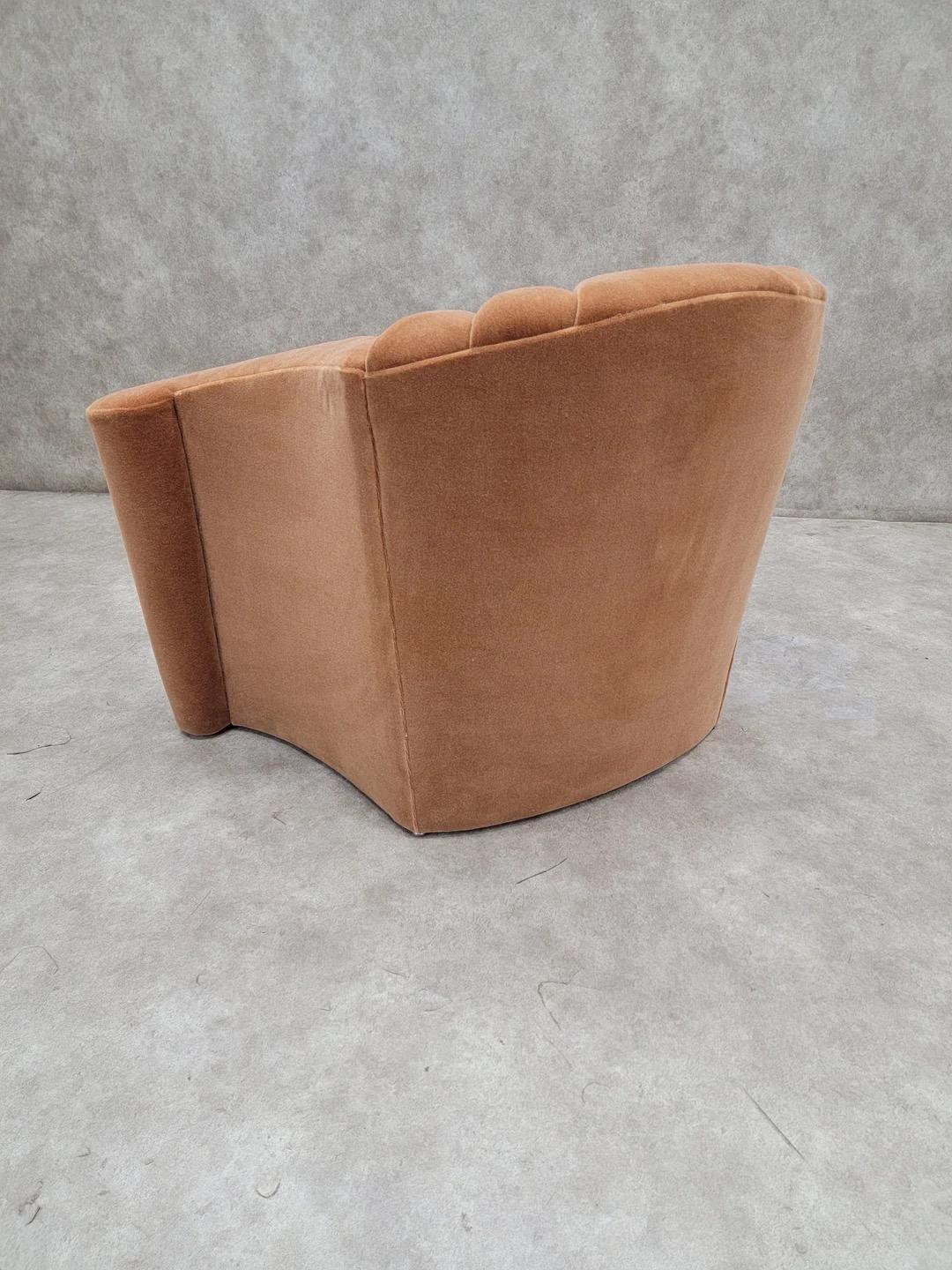 20ième siècle Fauteuil club Art Déco Larry Laslo à dossier cannelé et bras évasés en mohair en vente