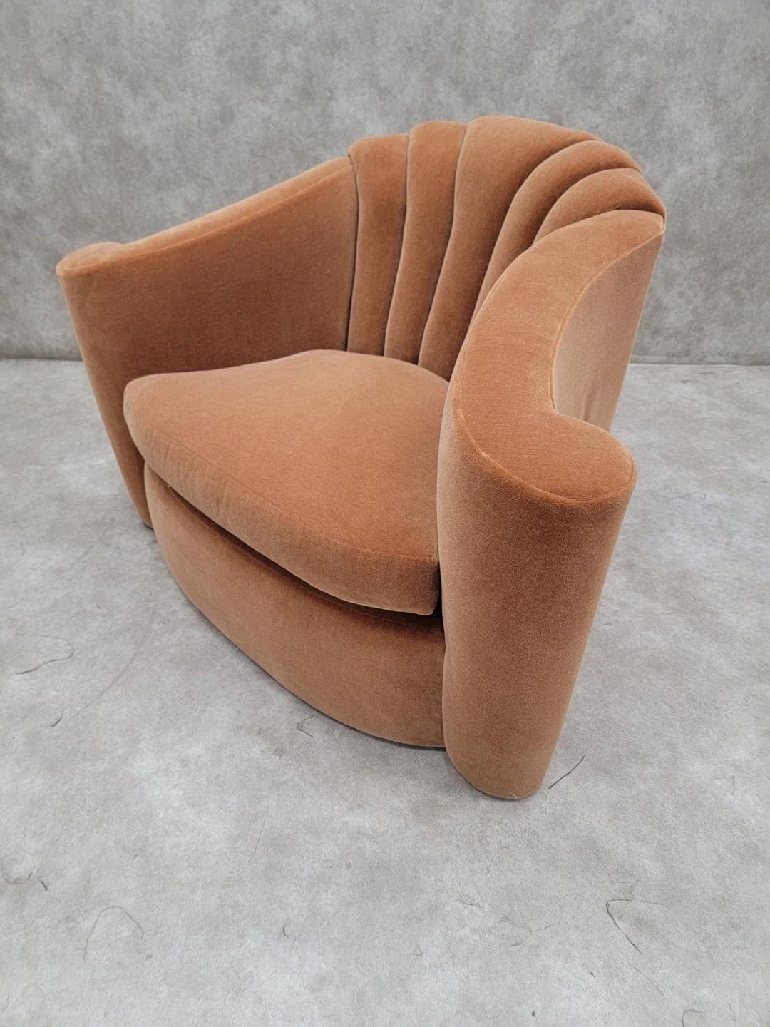 Mohair Fauteuil club Art Déco Larry Laslo à dossier cannelé et bras évasés en mohair en vente