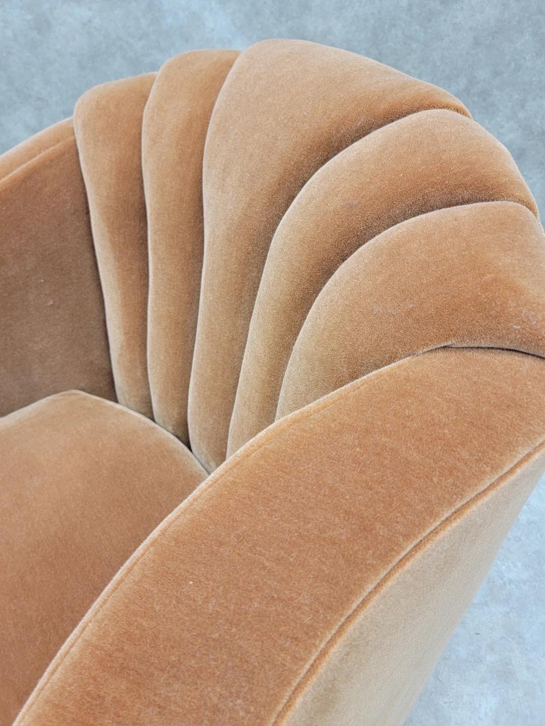 Fauteuil club Art Déco Larry Laslo à dossier cannelé et bras évasés en mohair en vente 1