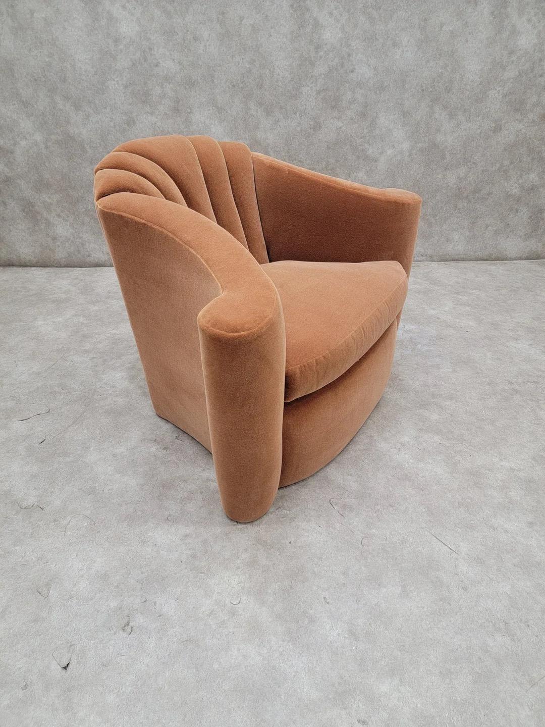 Fauteuil club Art Déco Larry Laslo à dossier cannelé et bras évasés en mohair en vente 2