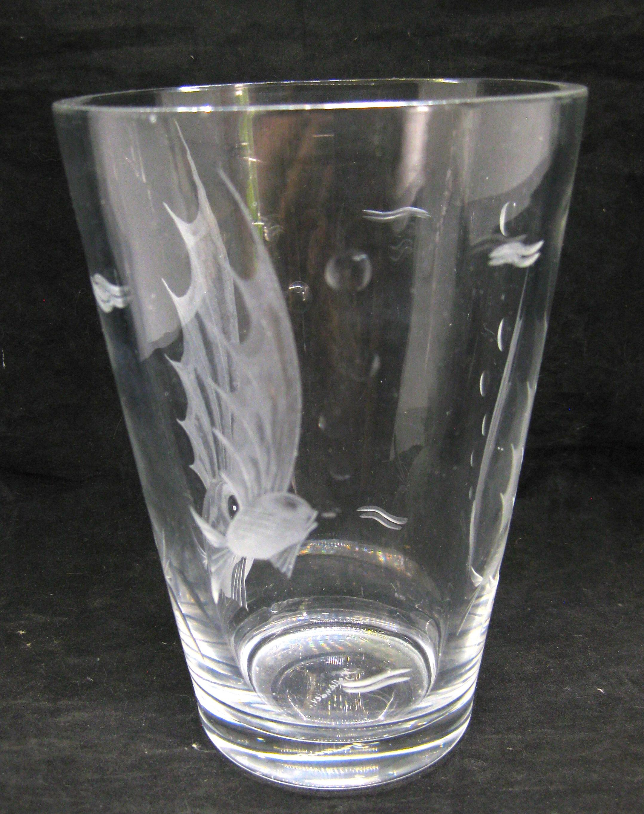 Magnifique vase en verre art déco de Lard Kjellander datant des années 1930 et fabriqué en Suède. Poisson ange gravé et bulles sur les côtés. Signé en bas par l'artiste. Probablement réalisé pour Kosta Boda ou Orrefors. En très bon état pour son
