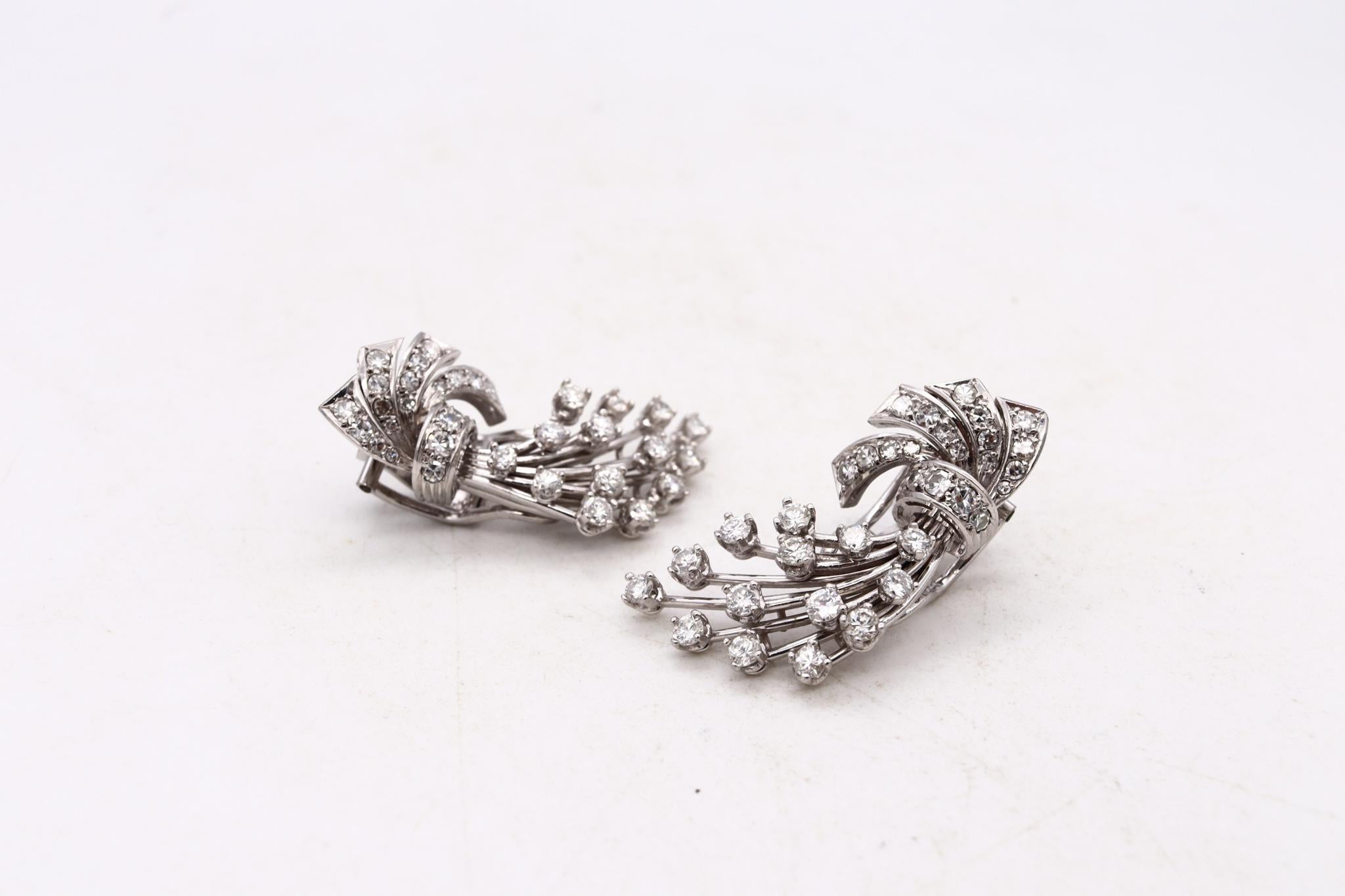 Art Deco Late 1930 Clips on Earrings in Platinum with 2.88 Cts in VS Diamonds In Excellent Condition In Miami, FL