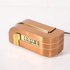 Reloj eléctrico Art Déco Lawson modelo P-40 «Zephyr», de diseño aerodinámico, en cobre y latón
