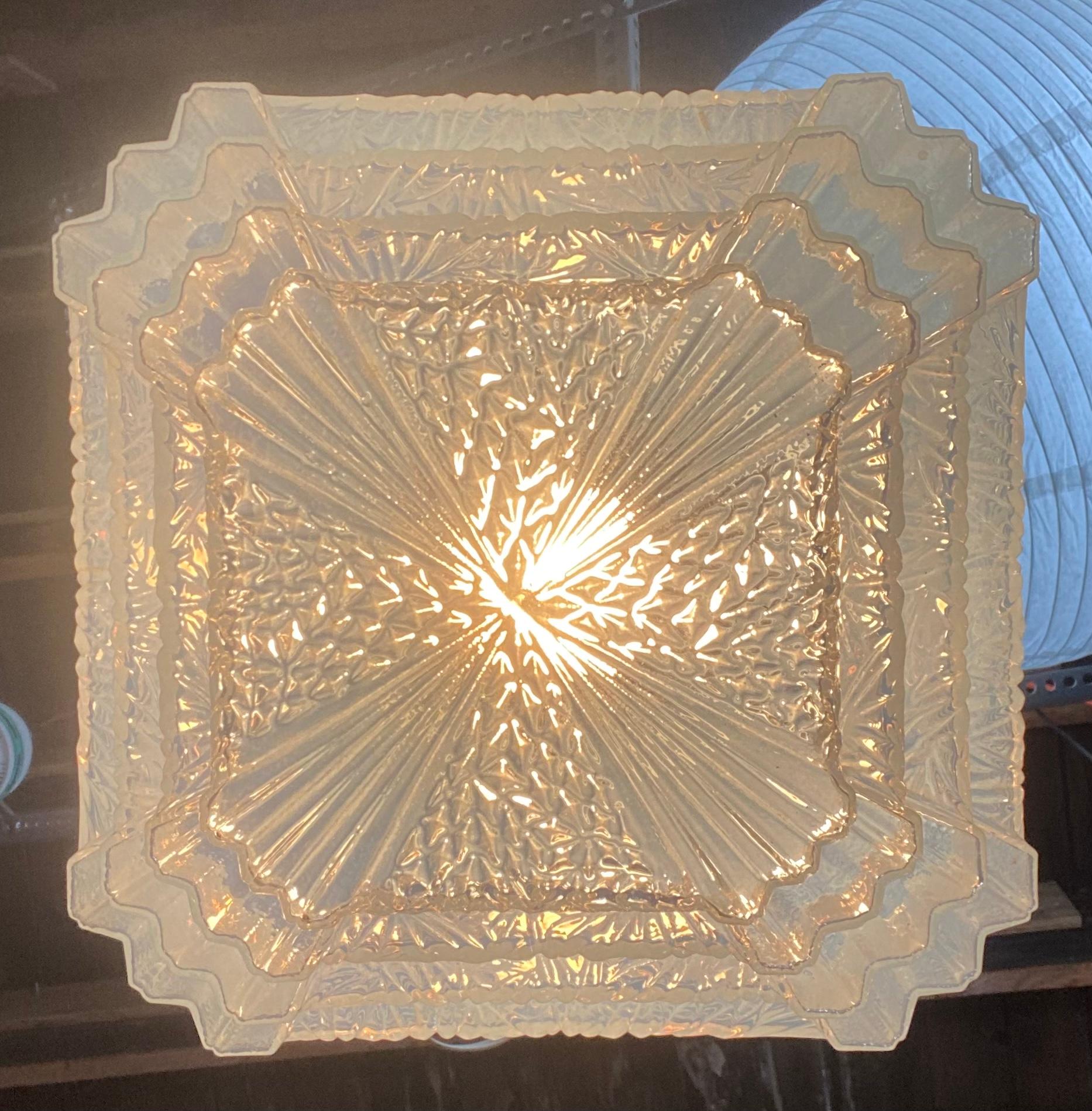 Milieu du XXe siècle Lampe à suspension Art Déco Cake en verre opalin avec couches en vente