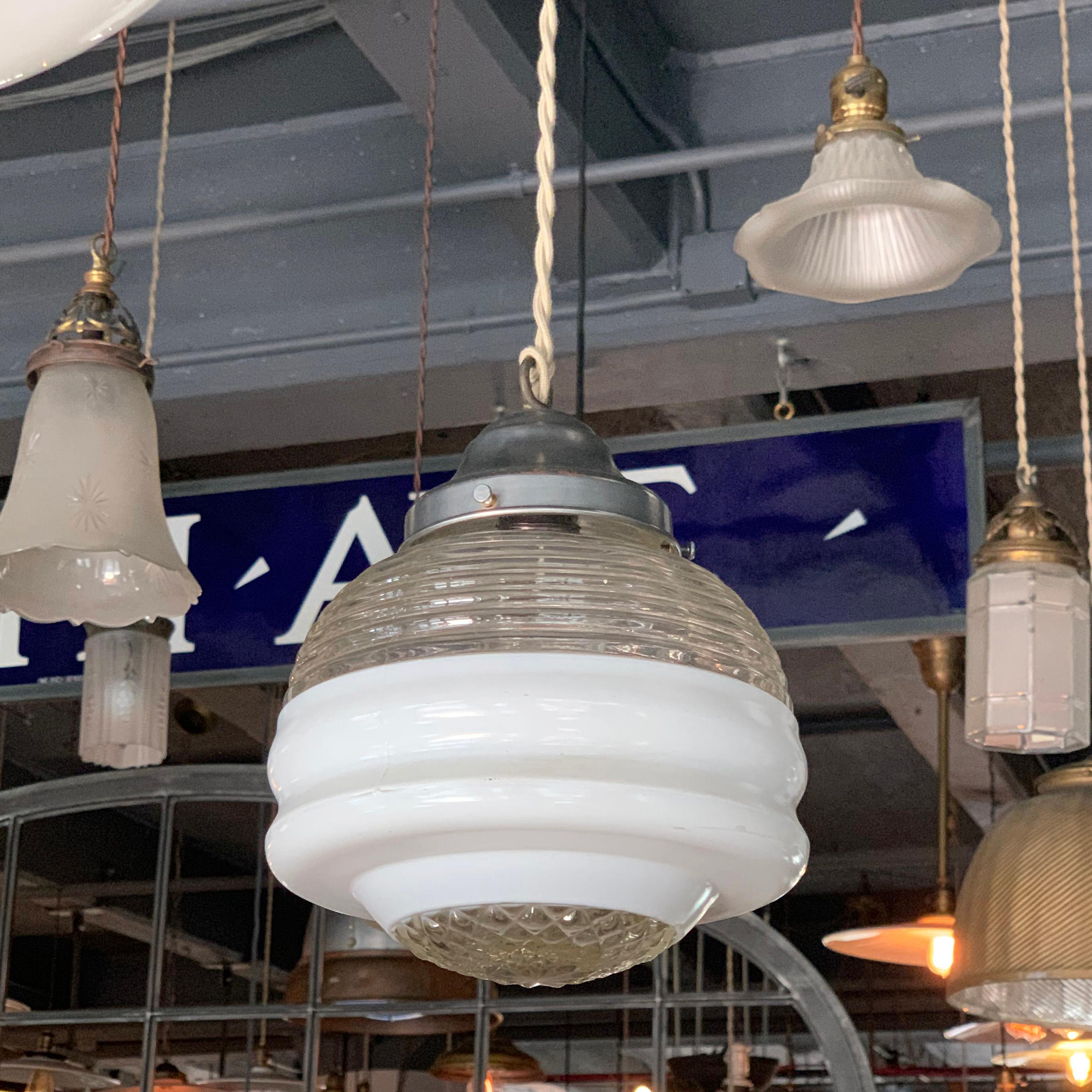 20ième siècle Lampe pendante en verre à couches Art Déco en vente