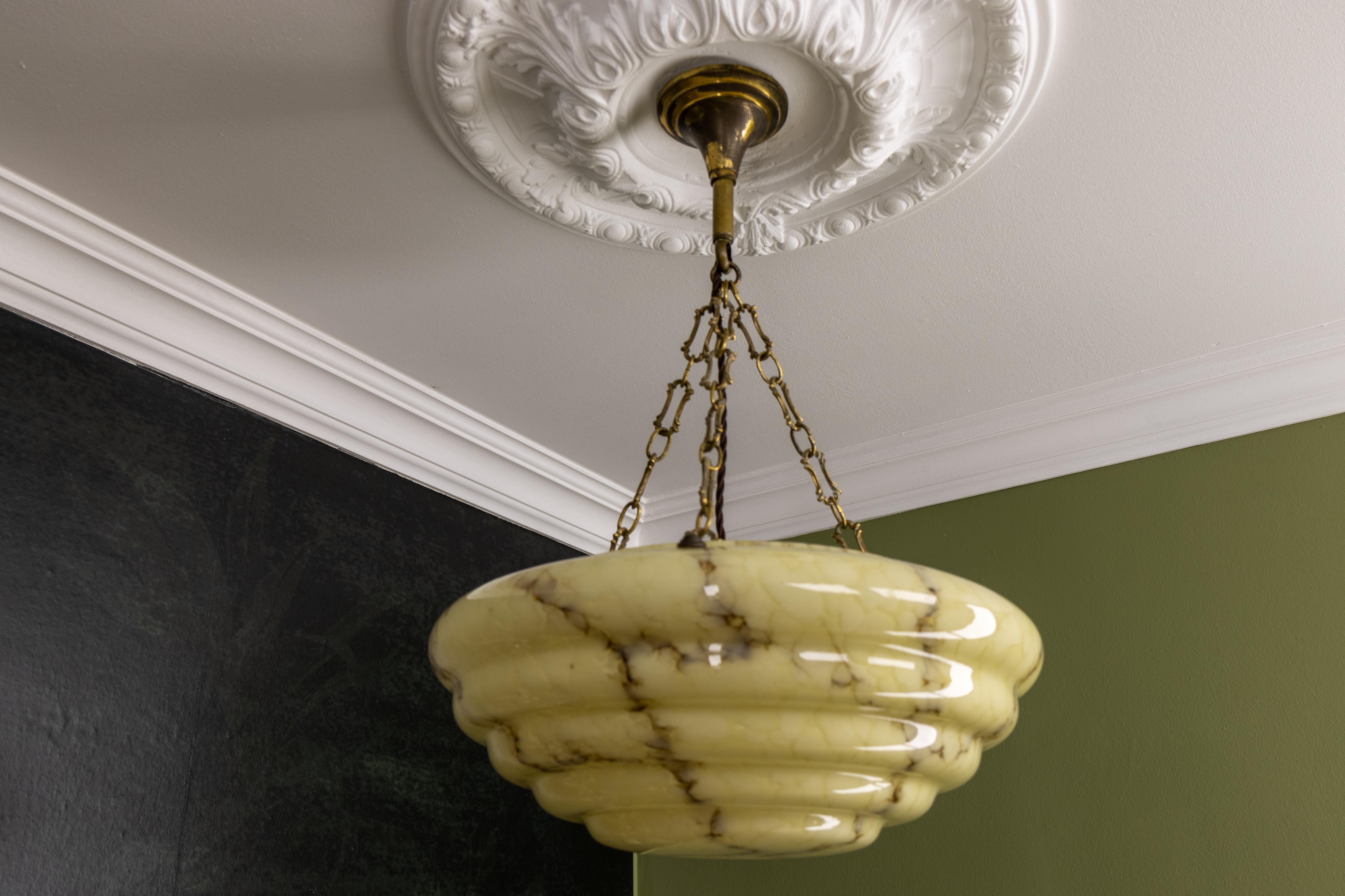 Lampada a sospensione in vetro e ottone Art Deco a strati marmorizzati di colore beige giallastro e marrone in vendita 3