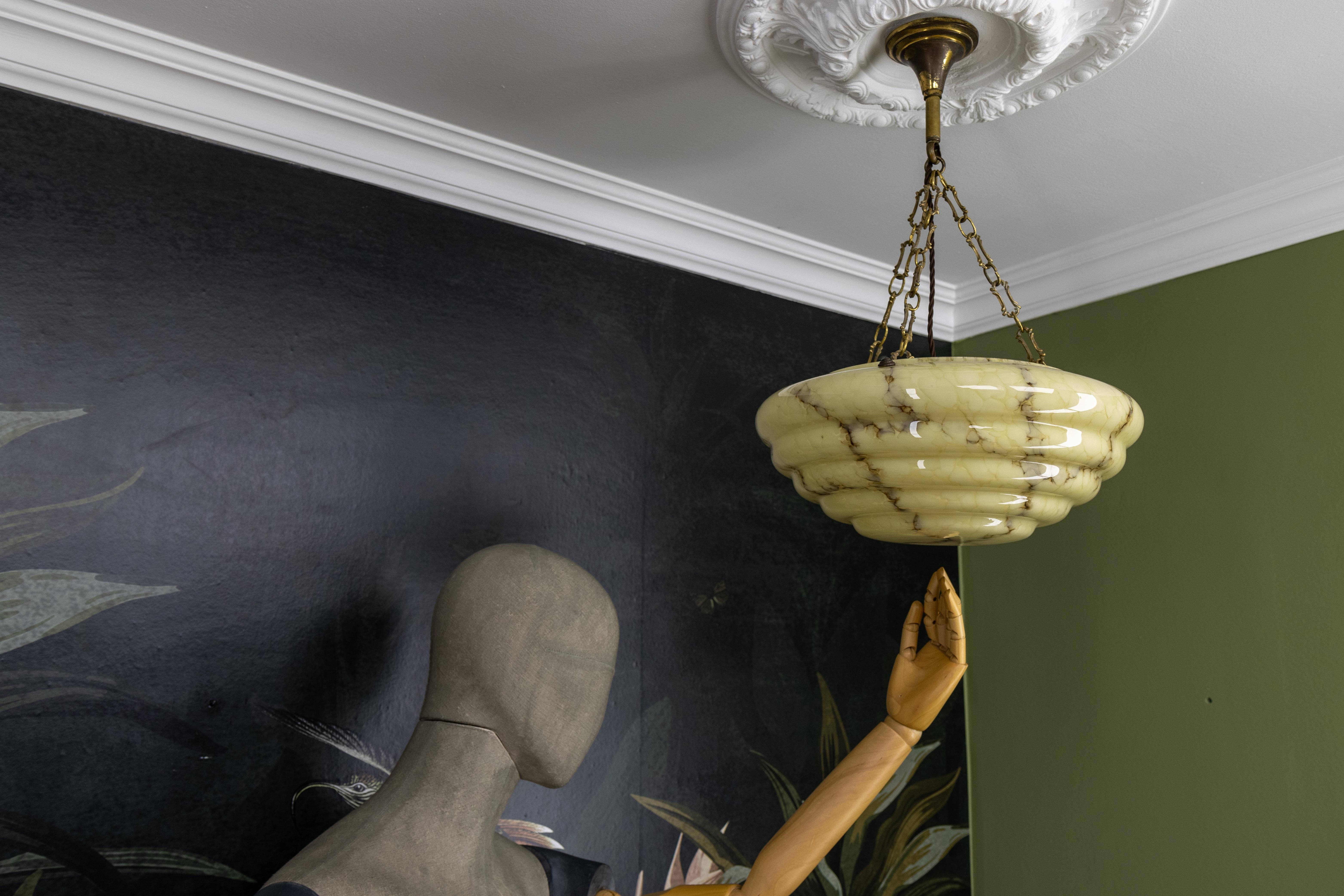 Lampada a sospensione in vetro e ottone Art Deco a strati marmorizzati di colore beige giallastro e marrone in vendita 4