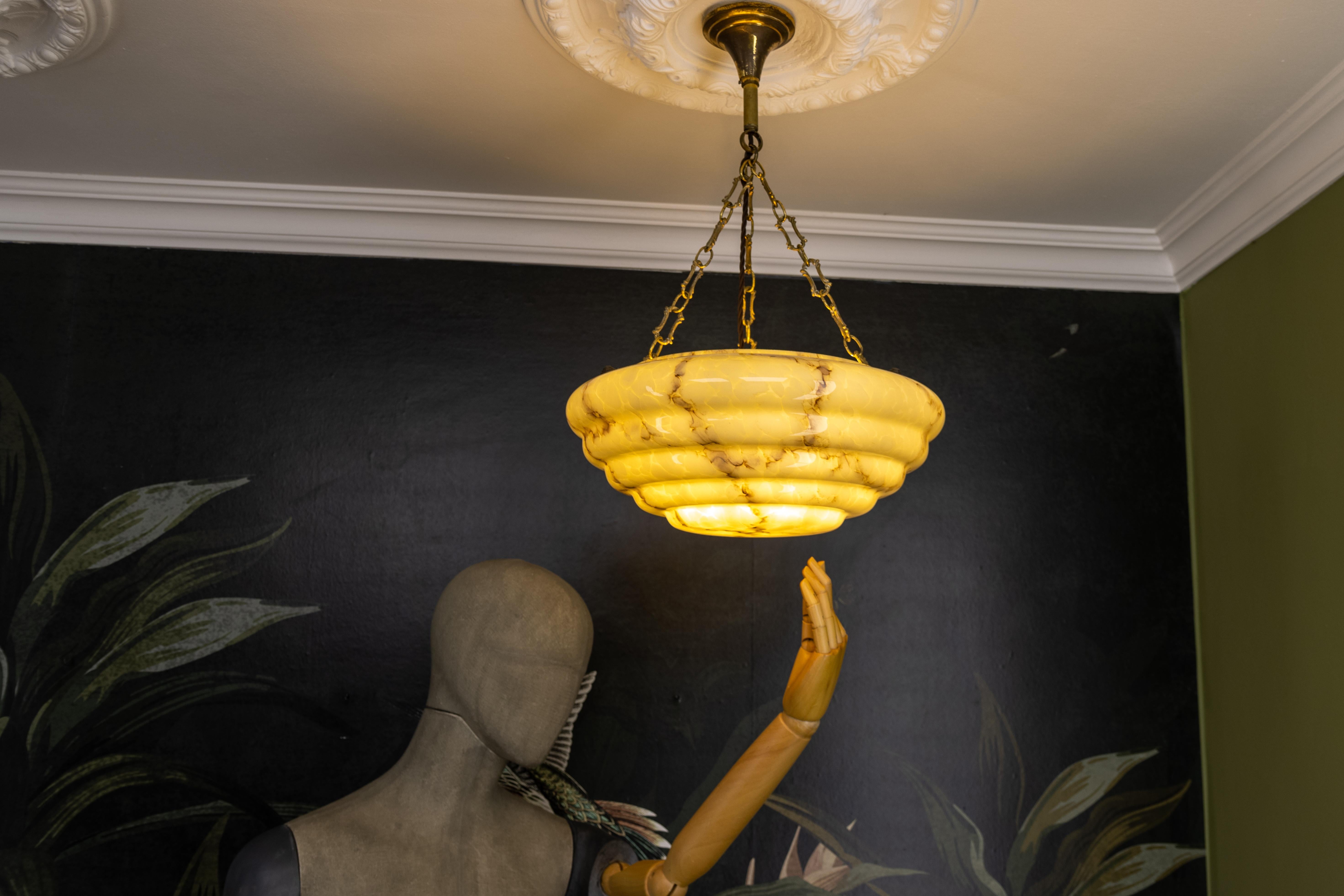 Lampada a sospensione in vetro e ottone Art Deco a strati marmorizzati di colore beige giallastro e marrone in vendita 5