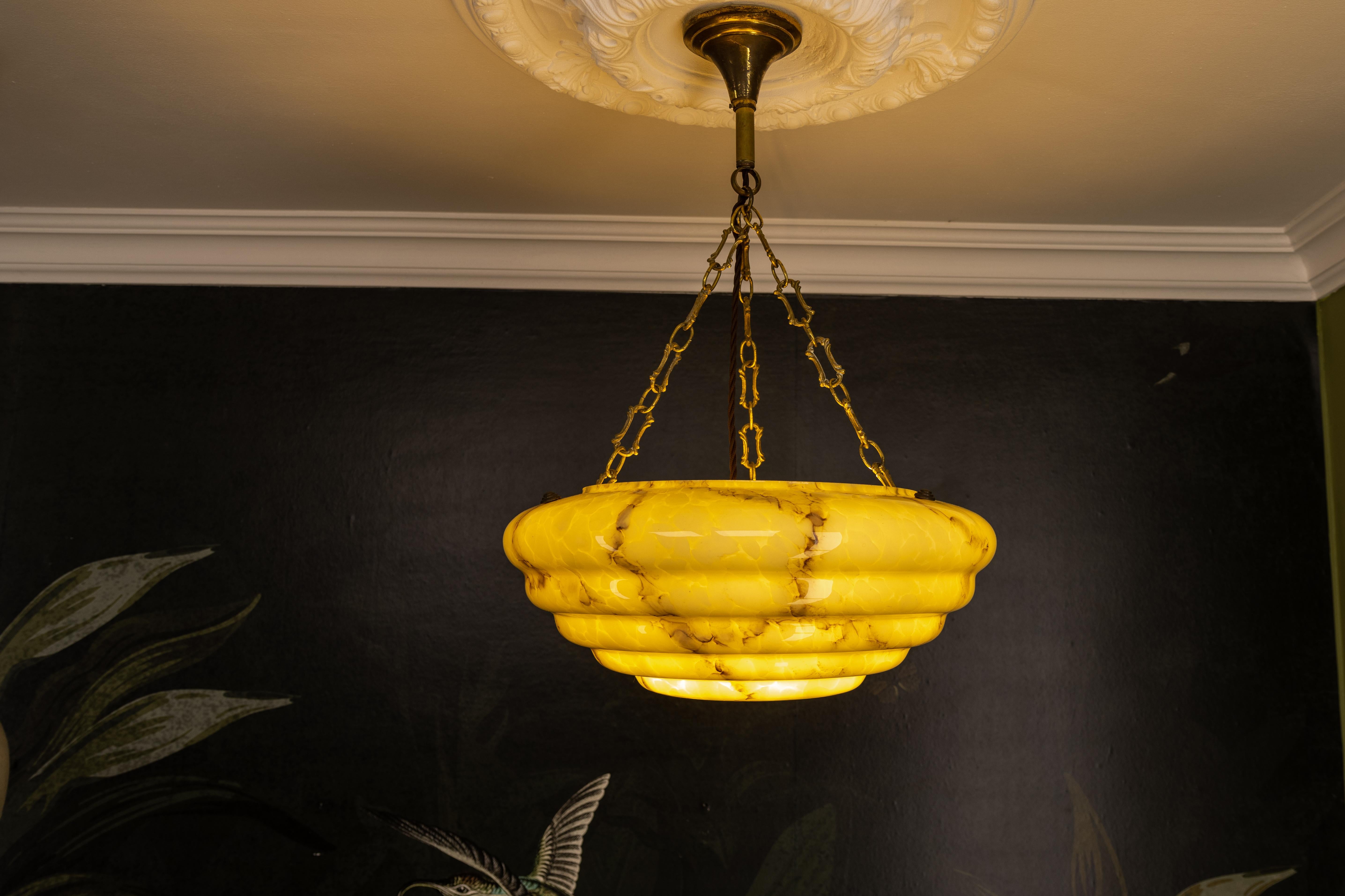 Lampada a sospensione in vetro e ottone Art Deco a strati marmorizzati di colore beige giallastro e marrone in vendita 6