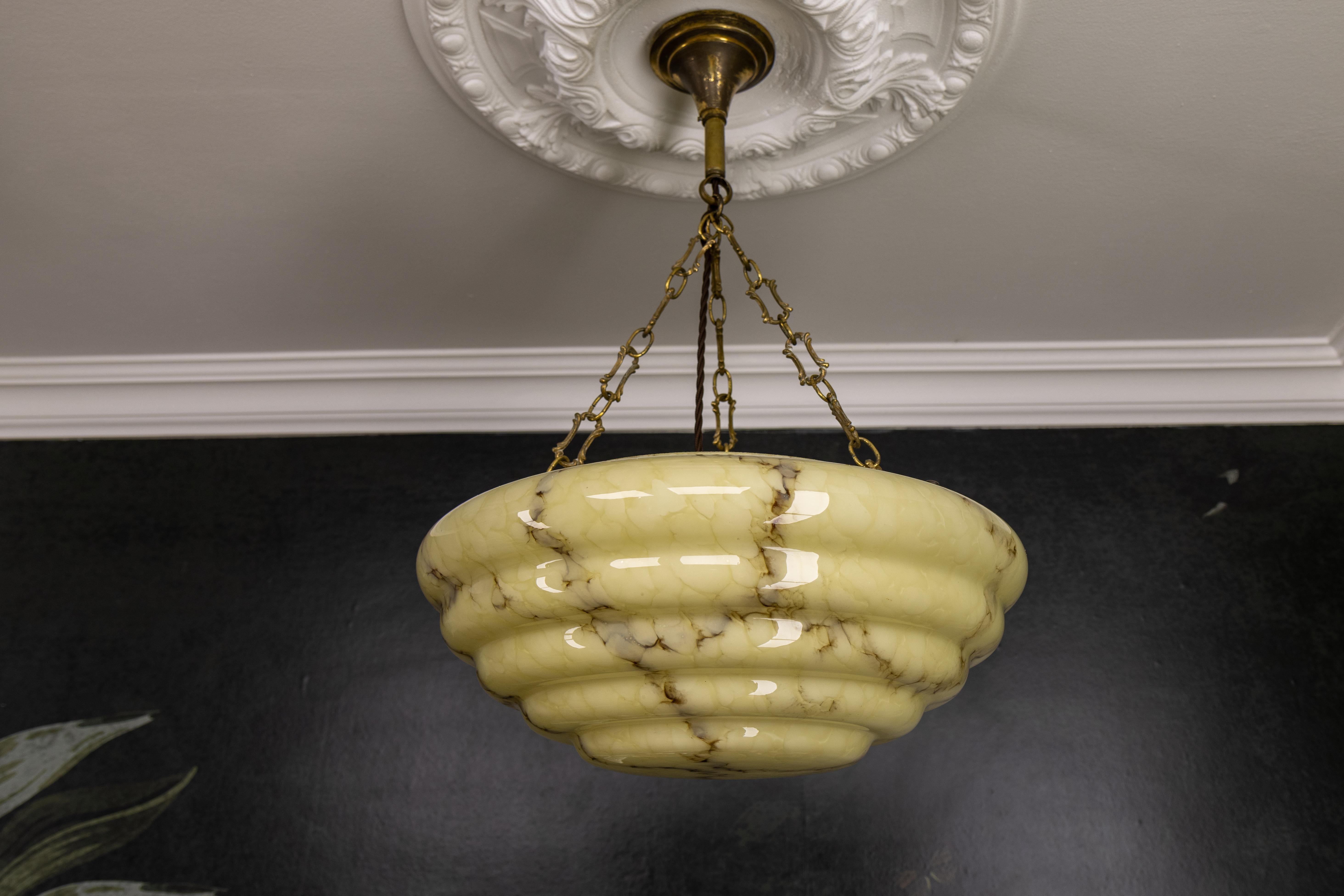 Lampada a sospensione in vetro e ottone Art Deco a strati marmorizzati di colore beige giallastro e marrone in vendita 7