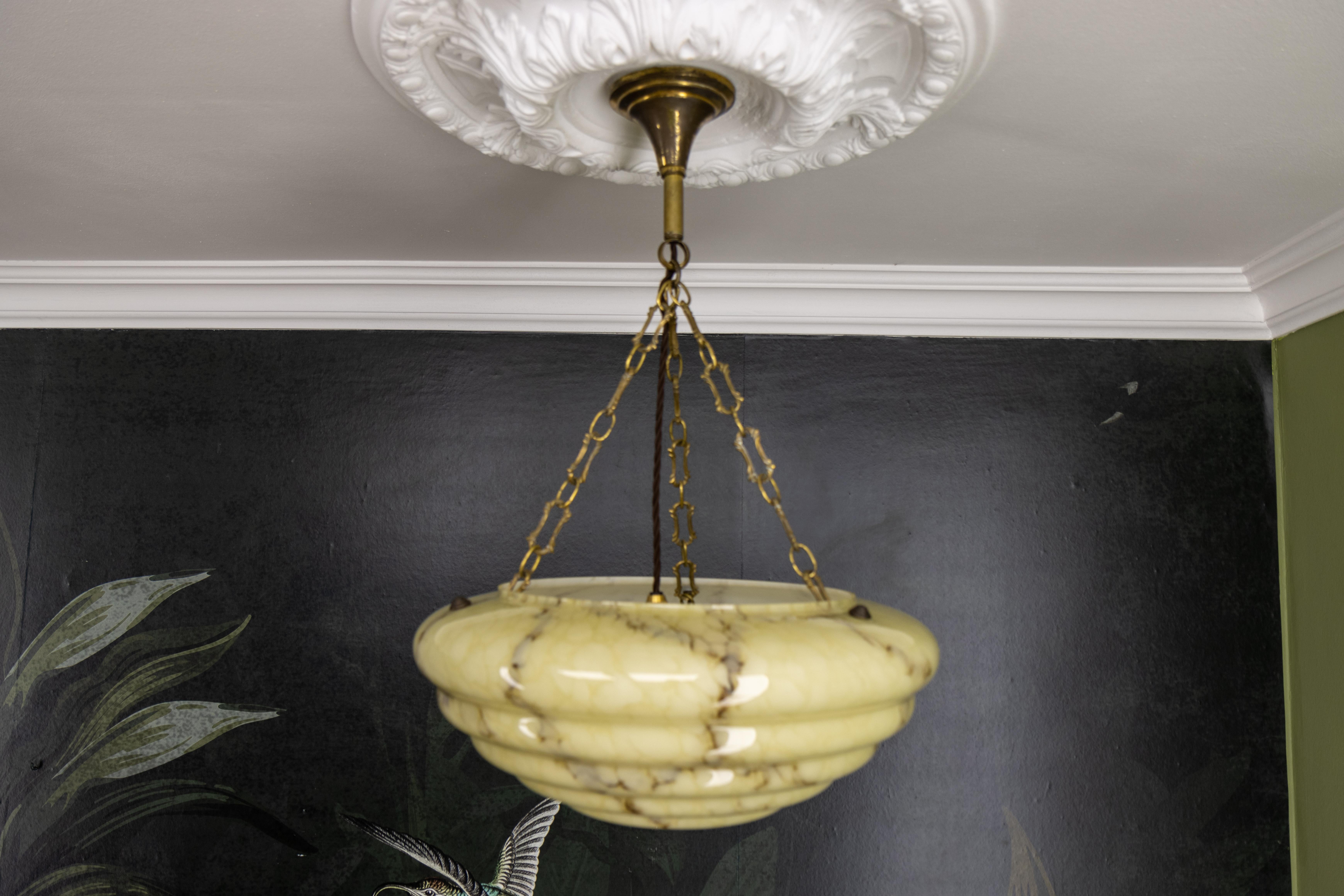 Lampada a sospensione in vetro e ottone Art Deco a strati marmorizzati di colore beige giallastro e marrone in vendita 8