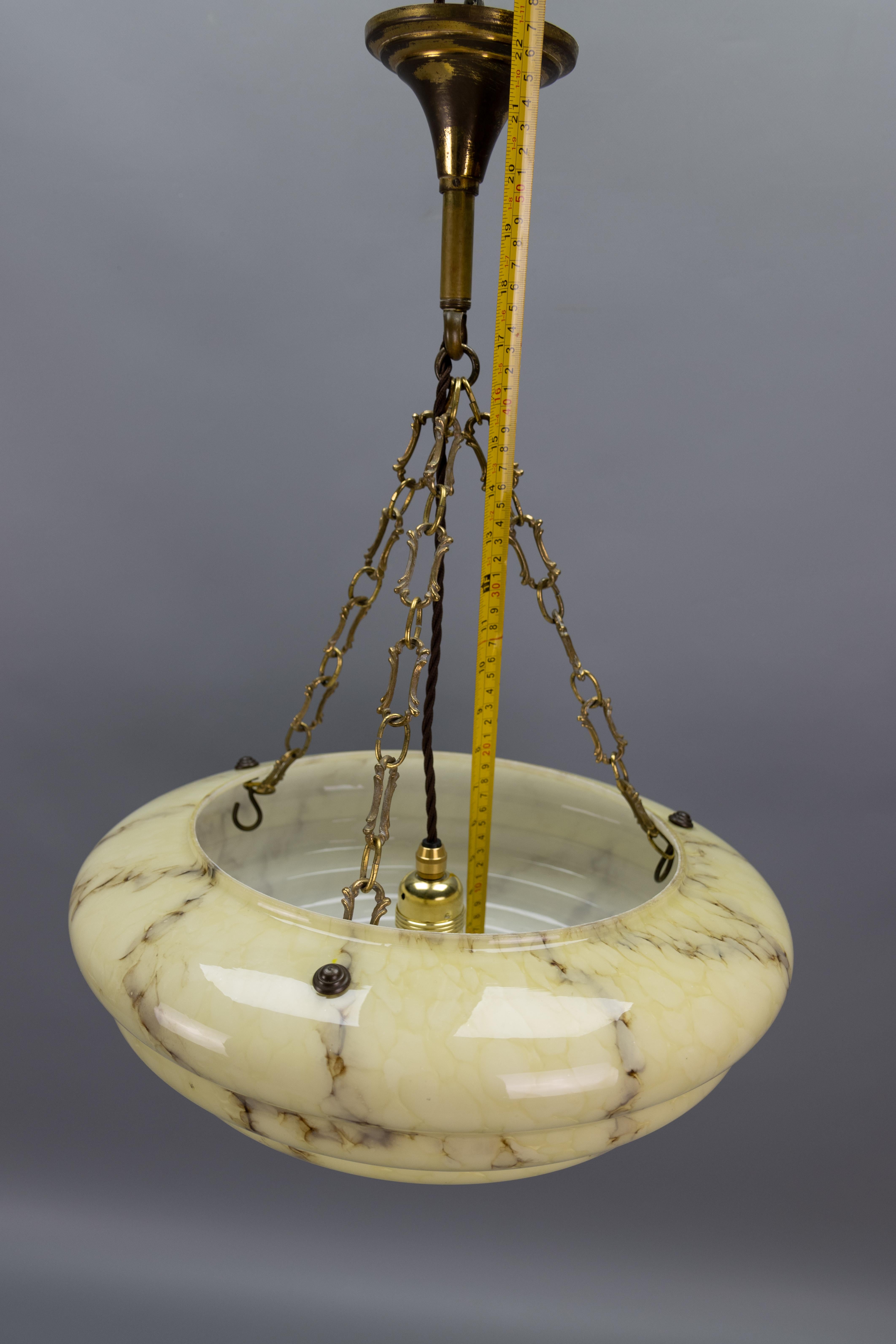 Lampada a sospensione in vetro e ottone Art Deco a strati marmorizzati di colore beige giallastro e marrone in vendita 9
