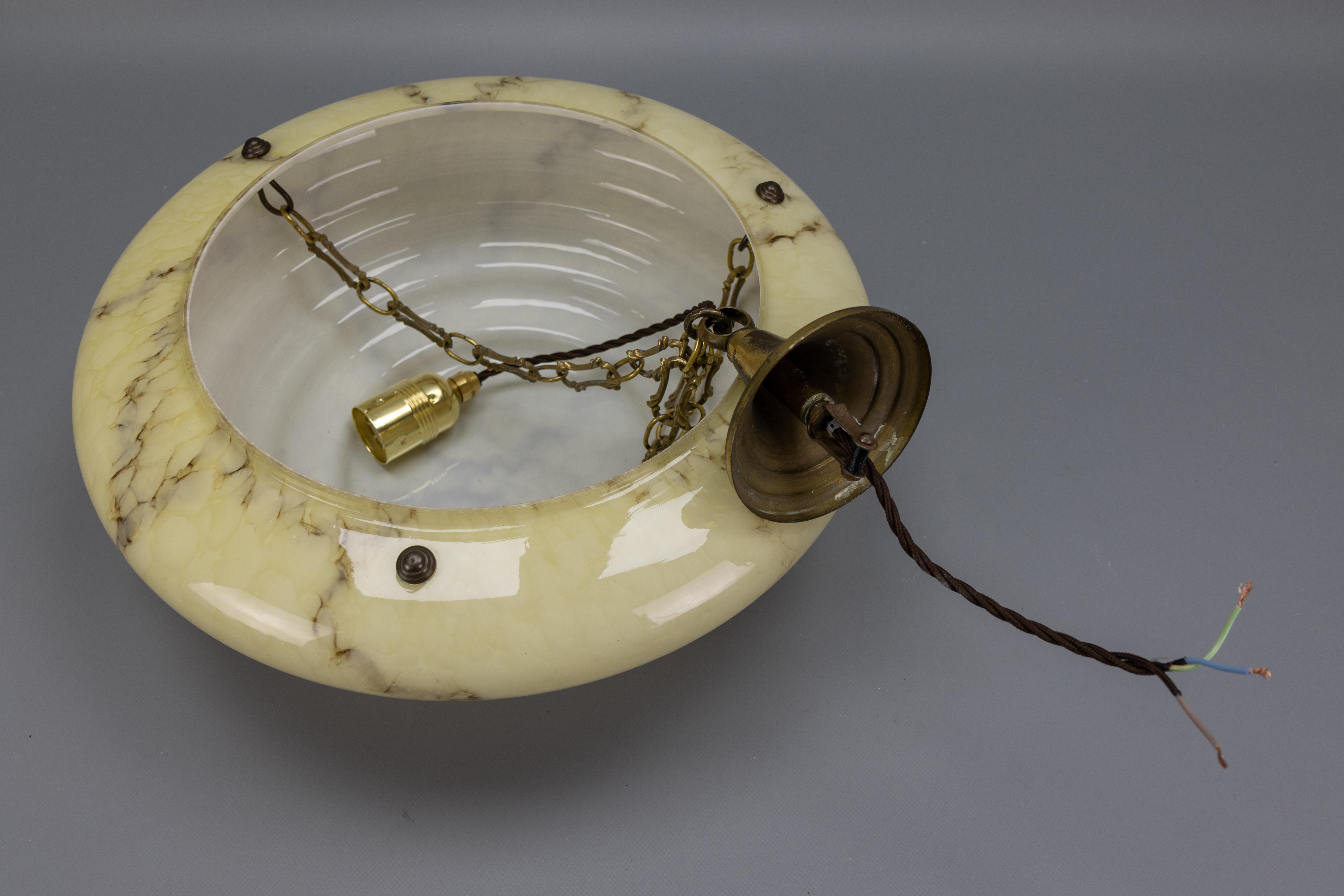 Lampada a sospensione in vetro e ottone Art Deco a strati marmorizzati di colore beige giallastro e marrone in vendita 13