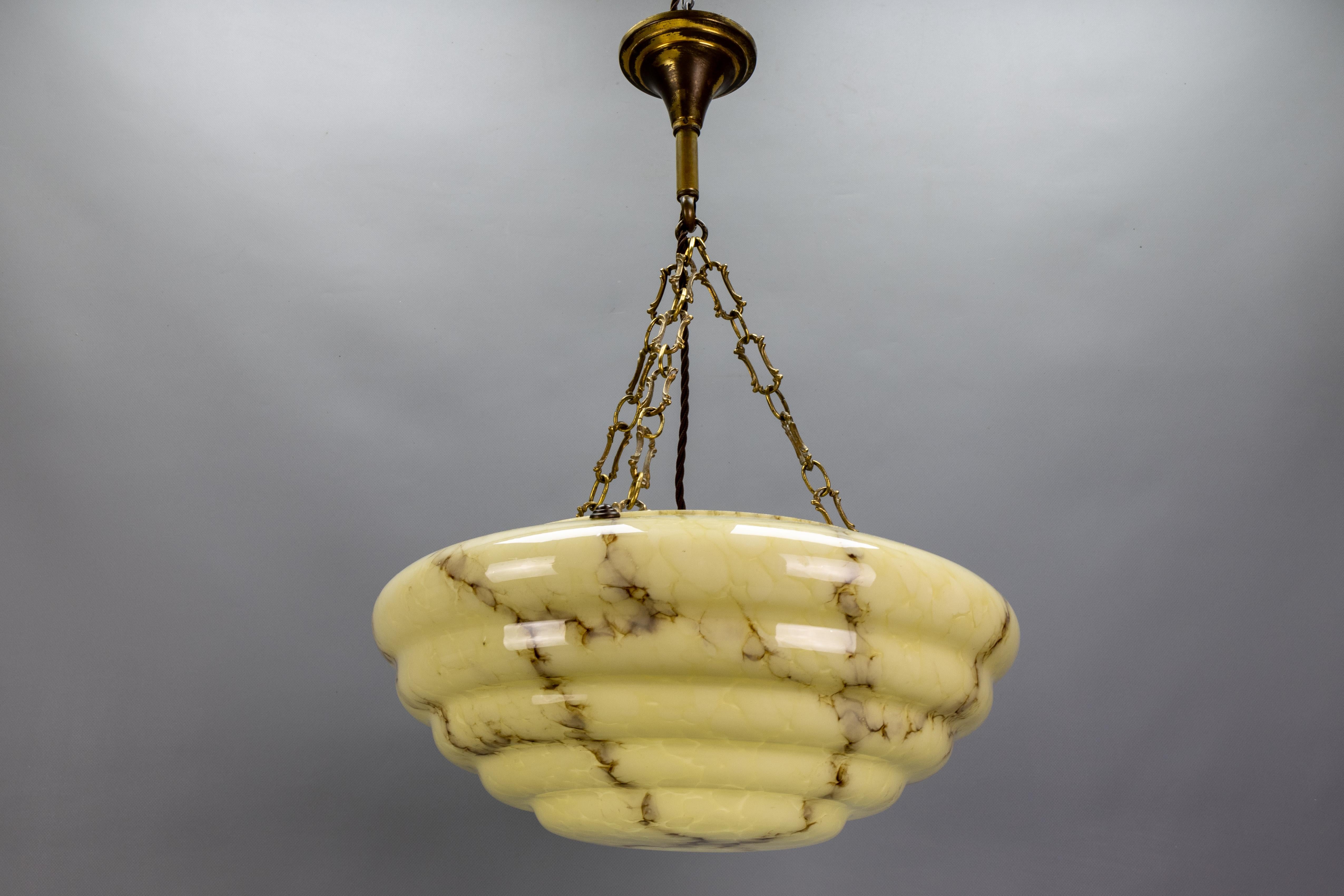 Art Déco Lampada a sospensione in vetro e ottone Art Deco a strati marmorizzati di colore beige giallastro e marrone in vendita