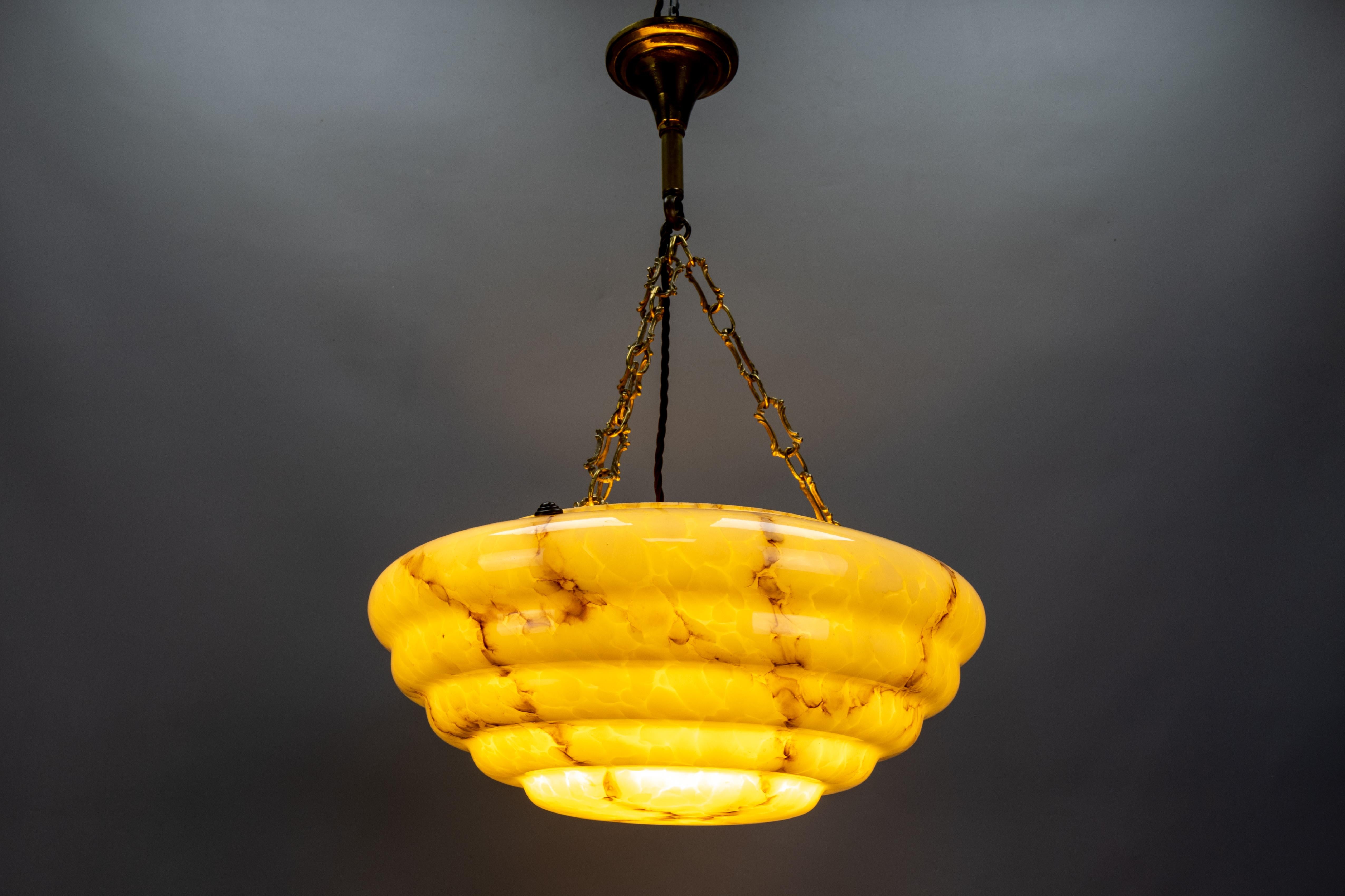 Tedesco Lampada a sospensione in vetro e ottone Art Deco a strati marmorizzati di colore beige giallastro e marrone in vendita