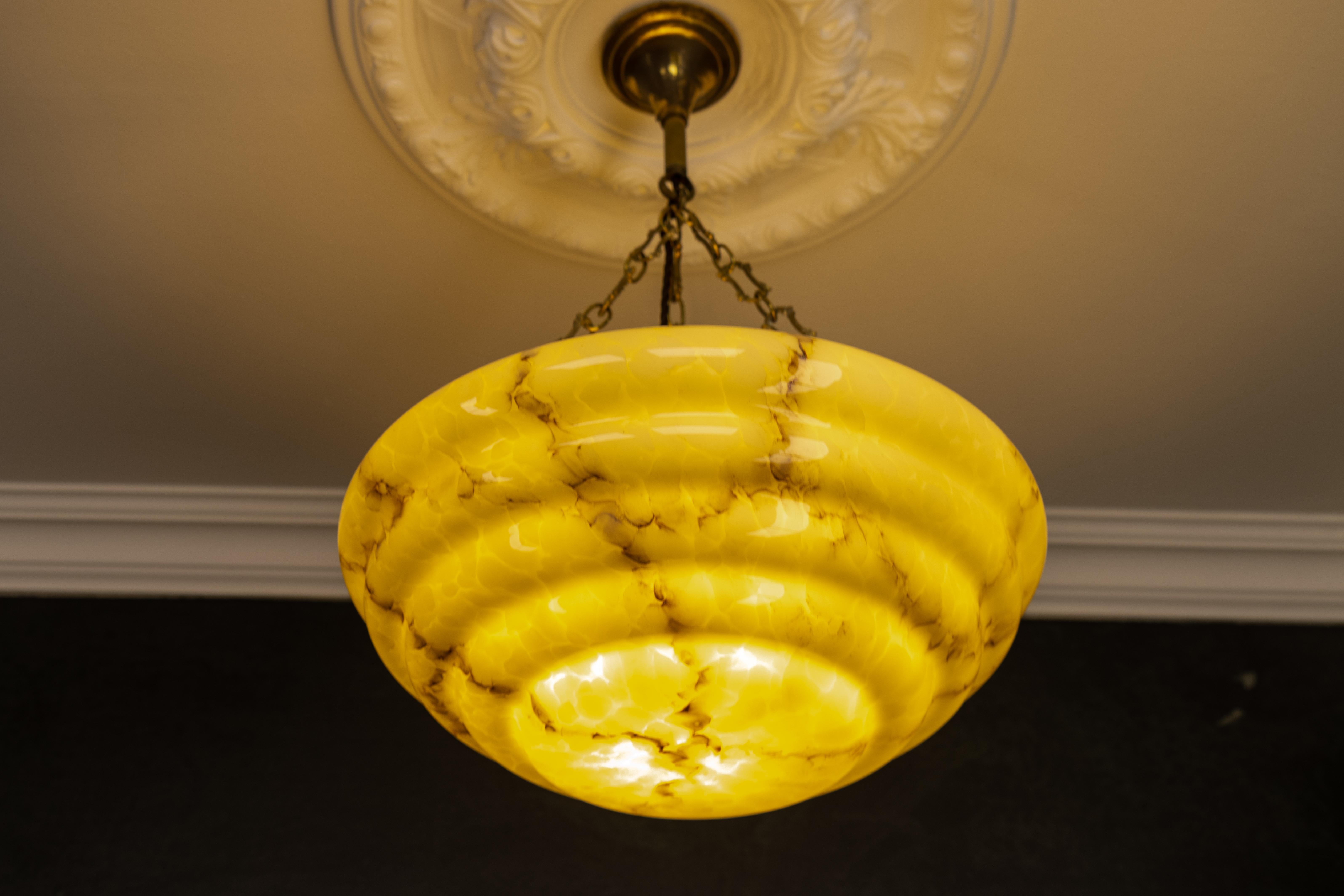 Lampada a sospensione in vetro e ottone Art Deco a strati marmorizzati di colore beige giallastro e marrone In condizioni buone in vendita a Barntrup, DE