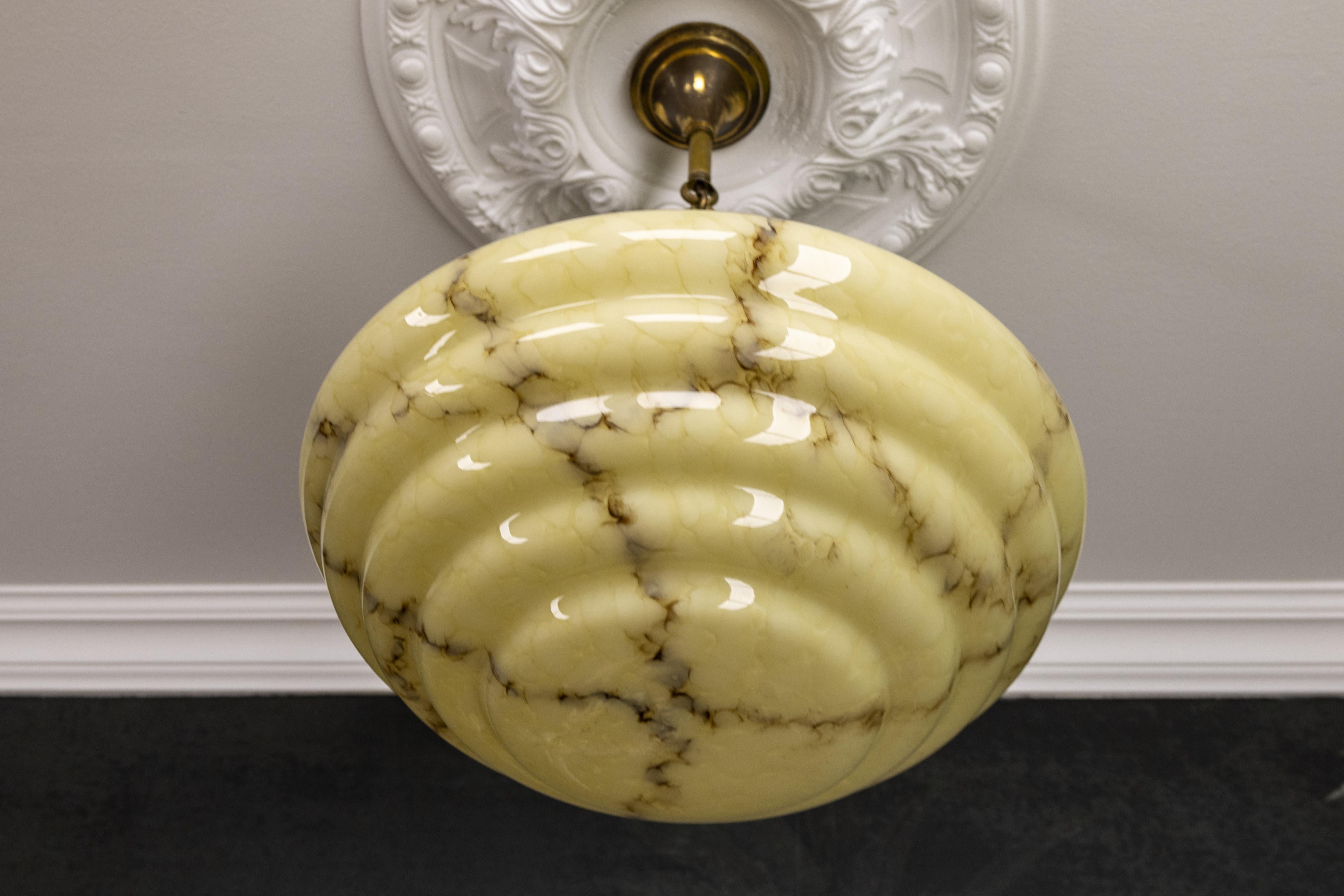 Metà XX secolo Lampada a sospensione in vetro e ottone Art Deco a strati marmorizzati di colore beige giallastro e marrone in vendita