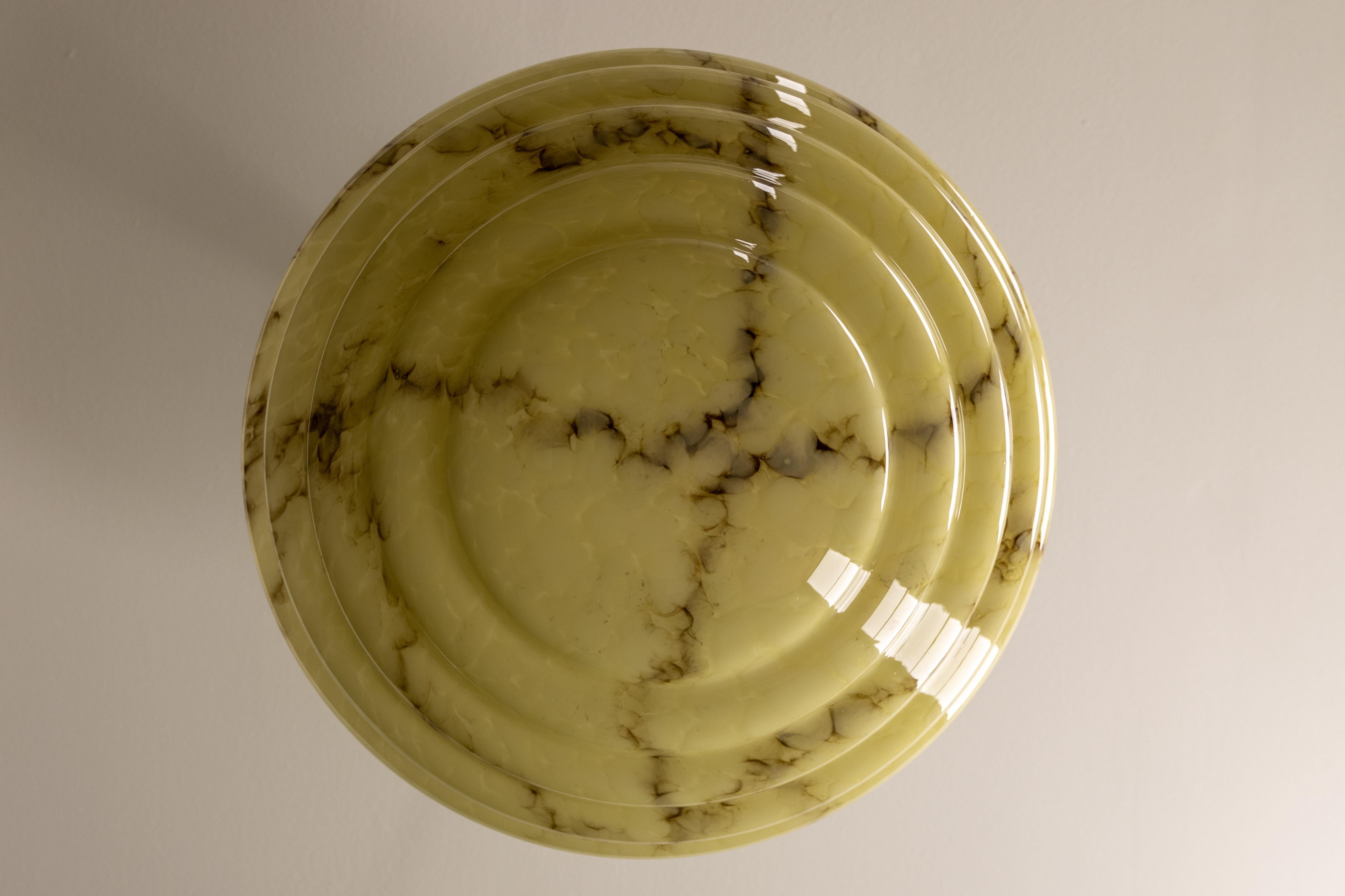 Metallo Lampada a sospensione in vetro e ottone Art Deco a strati marmorizzati di colore beige giallastro e marrone in vendita