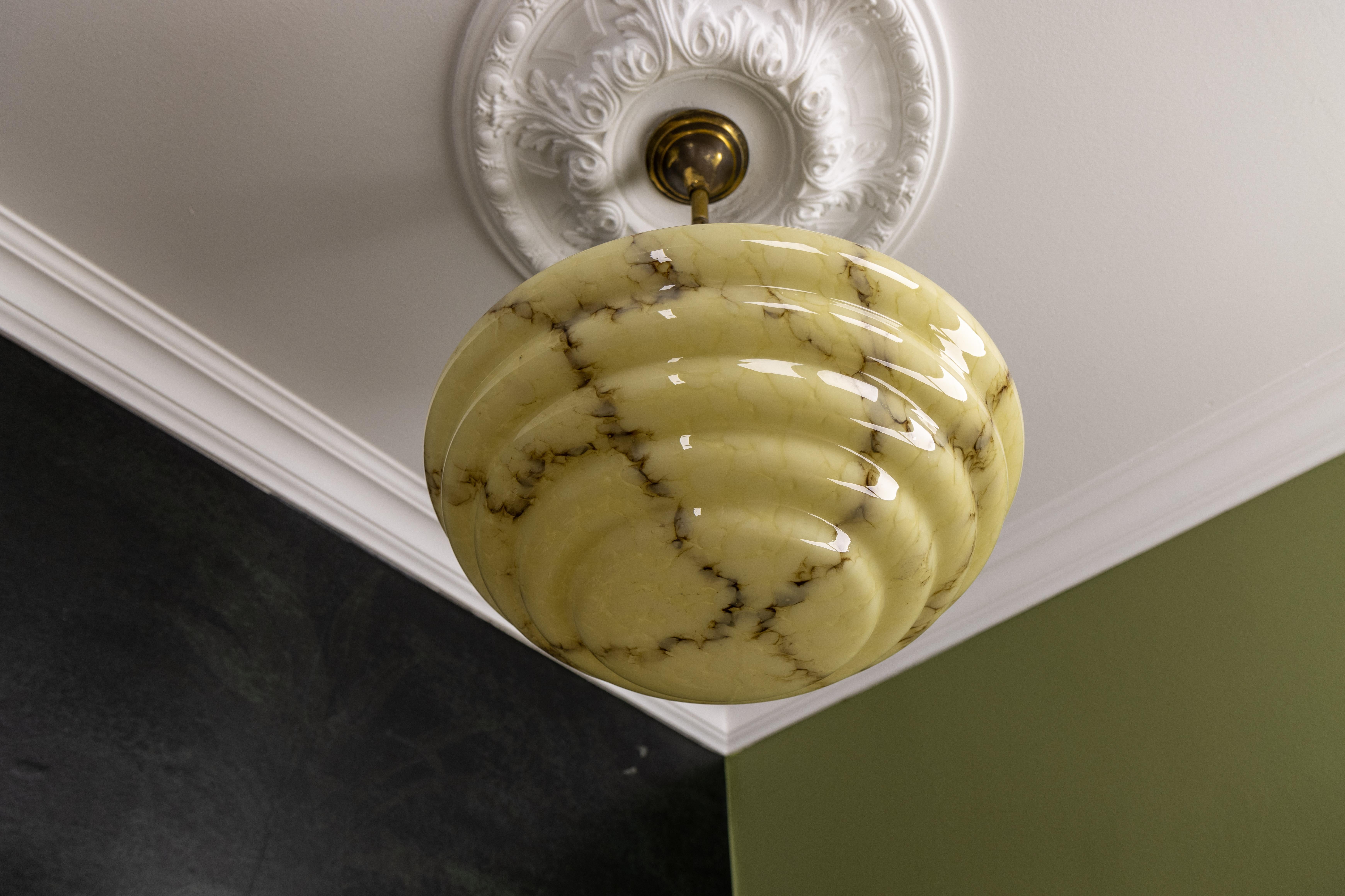 Lampada a sospensione in vetro e ottone Art Deco a strati marmorizzati di colore beige giallastro e marrone in vendita 1