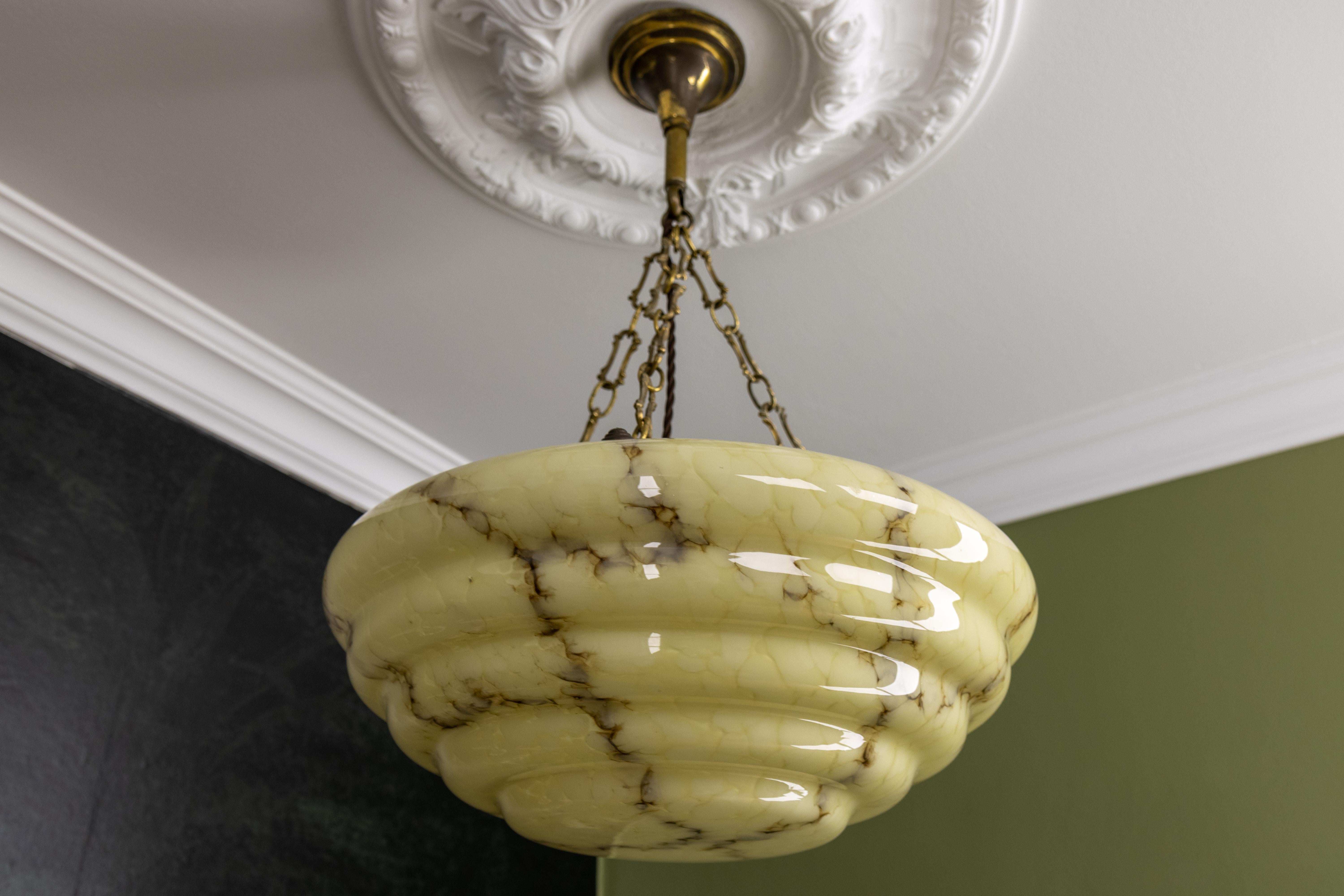 Lampada a sospensione in vetro e ottone Art Deco a strati marmorizzati di colore beige giallastro e marrone in vendita 2