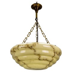 Art Deco geschichtet marmoriert gelblich Beige und Brown Glas und Messing Pendelleuchte