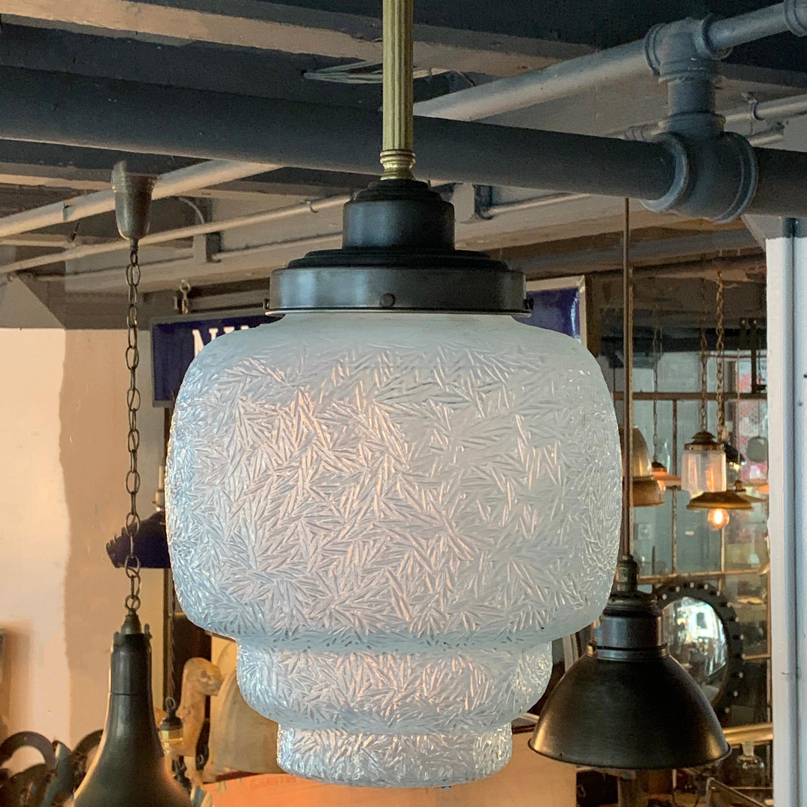 Art déco Lampe à suspension Art Déco en verre opalin superposé en vente