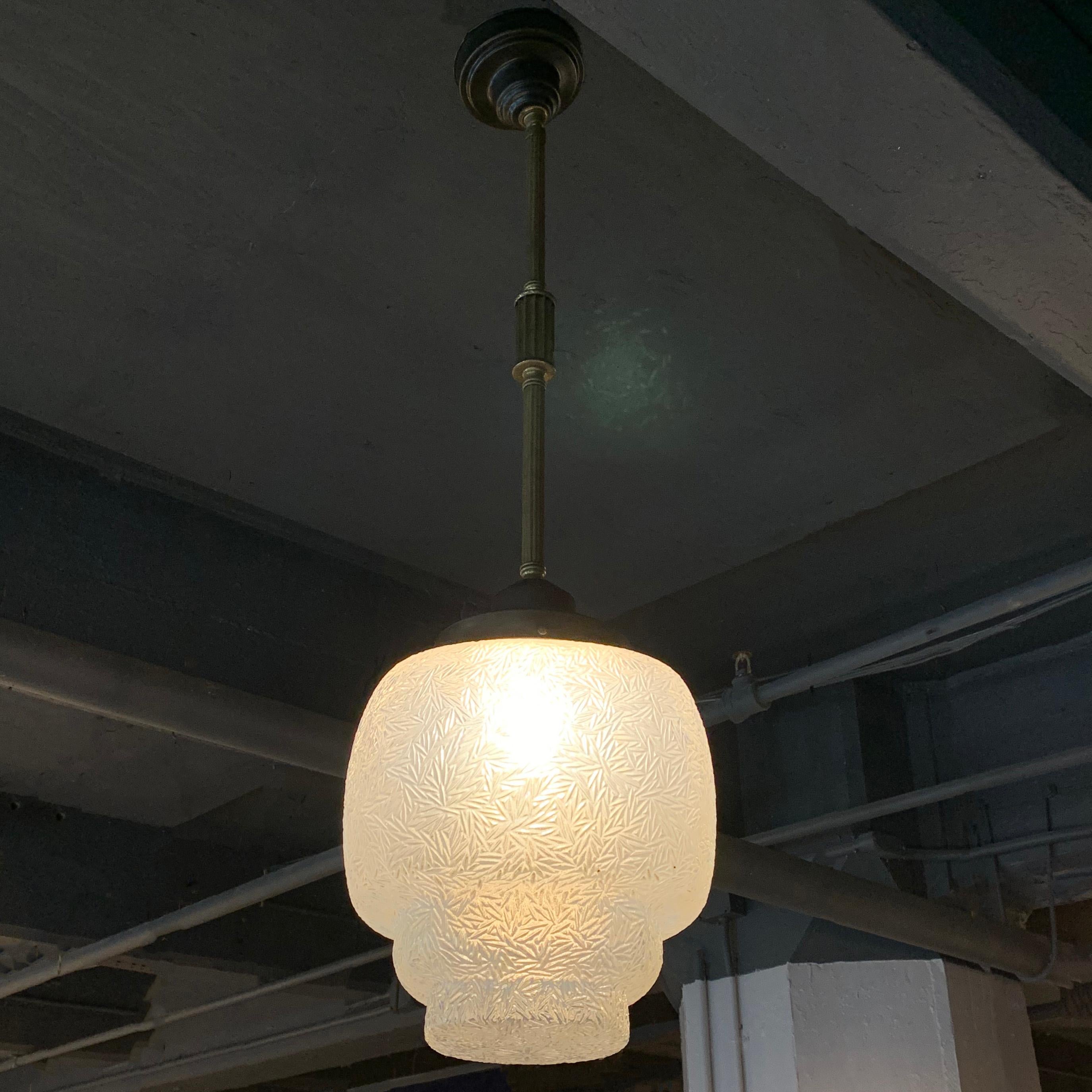 Lampe à suspension Art Déco en verre opalin superposé Bon état - En vente à Brooklyn, NY