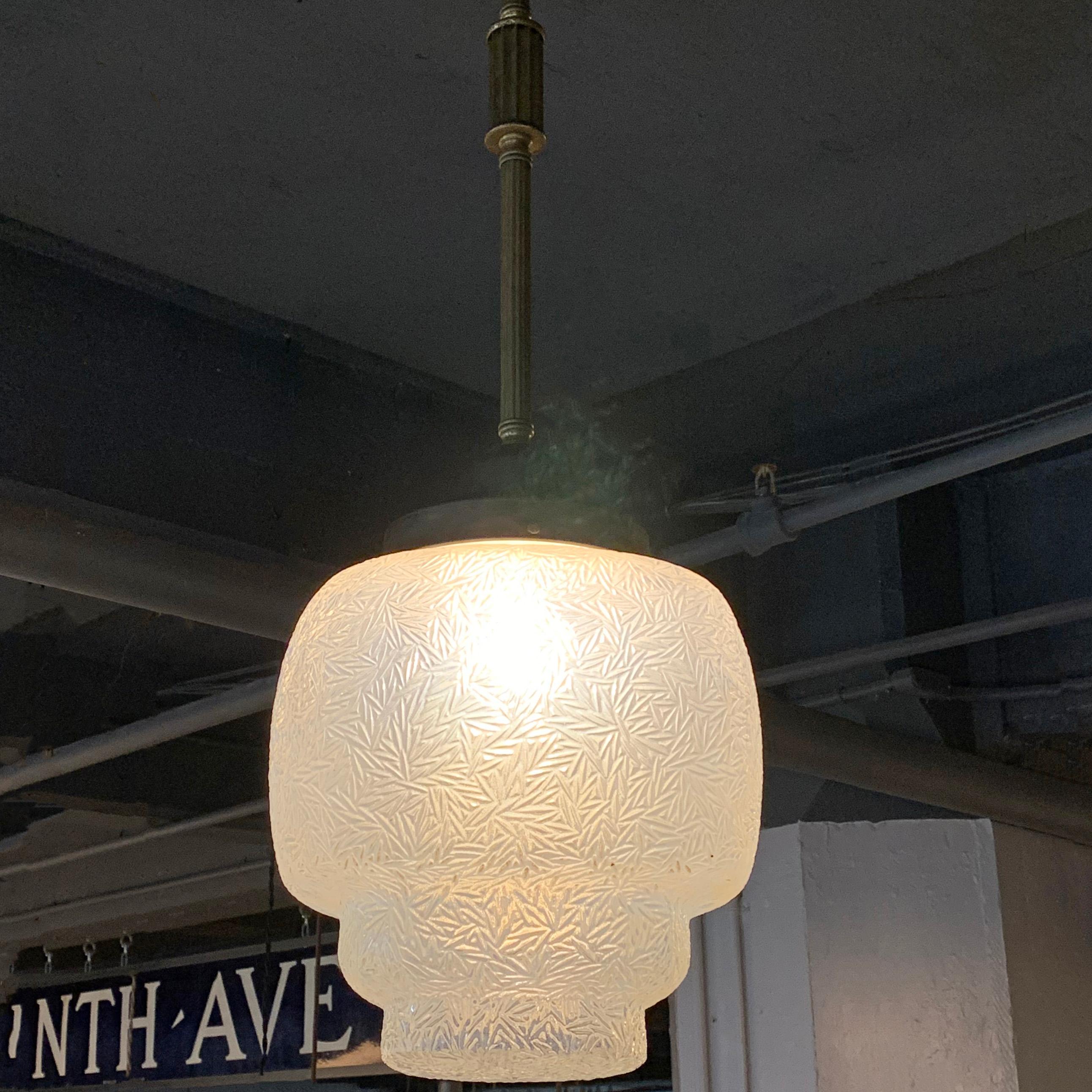 20ième siècle Lampe à suspension Art Déco en verre opalin superposé en vente