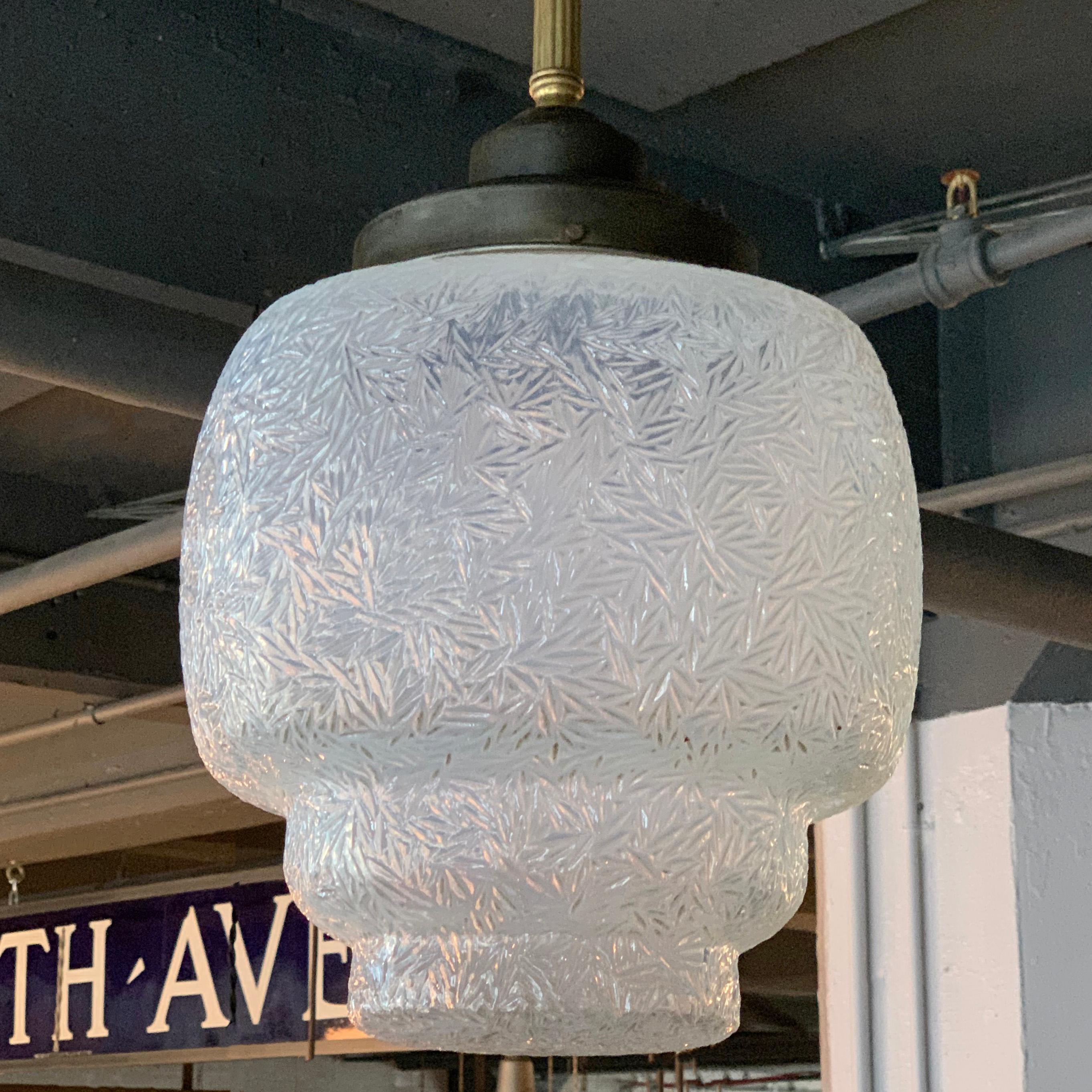 Laiton Lampe à suspension Art Déco en verre opalin superposé en vente
