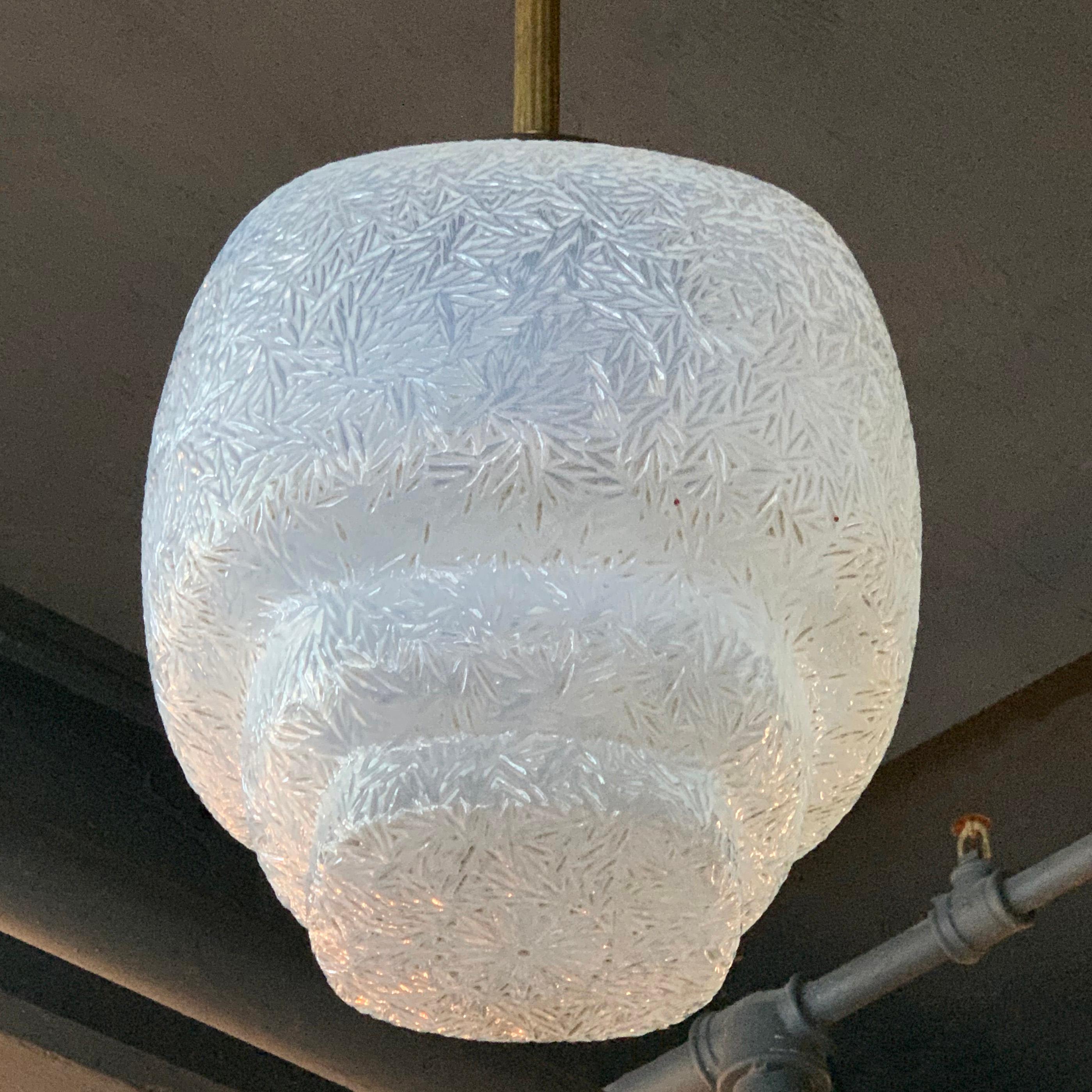 Lampe à suspension Art Déco en verre opalin superposé en vente 1