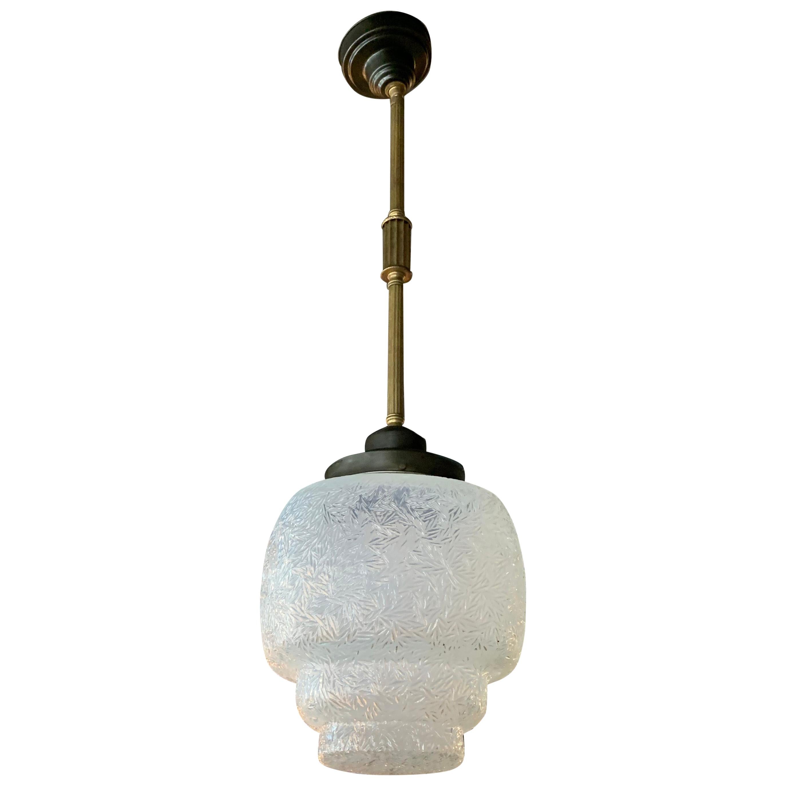 Lampe à suspension Art Déco en verre opalin superposé en vente