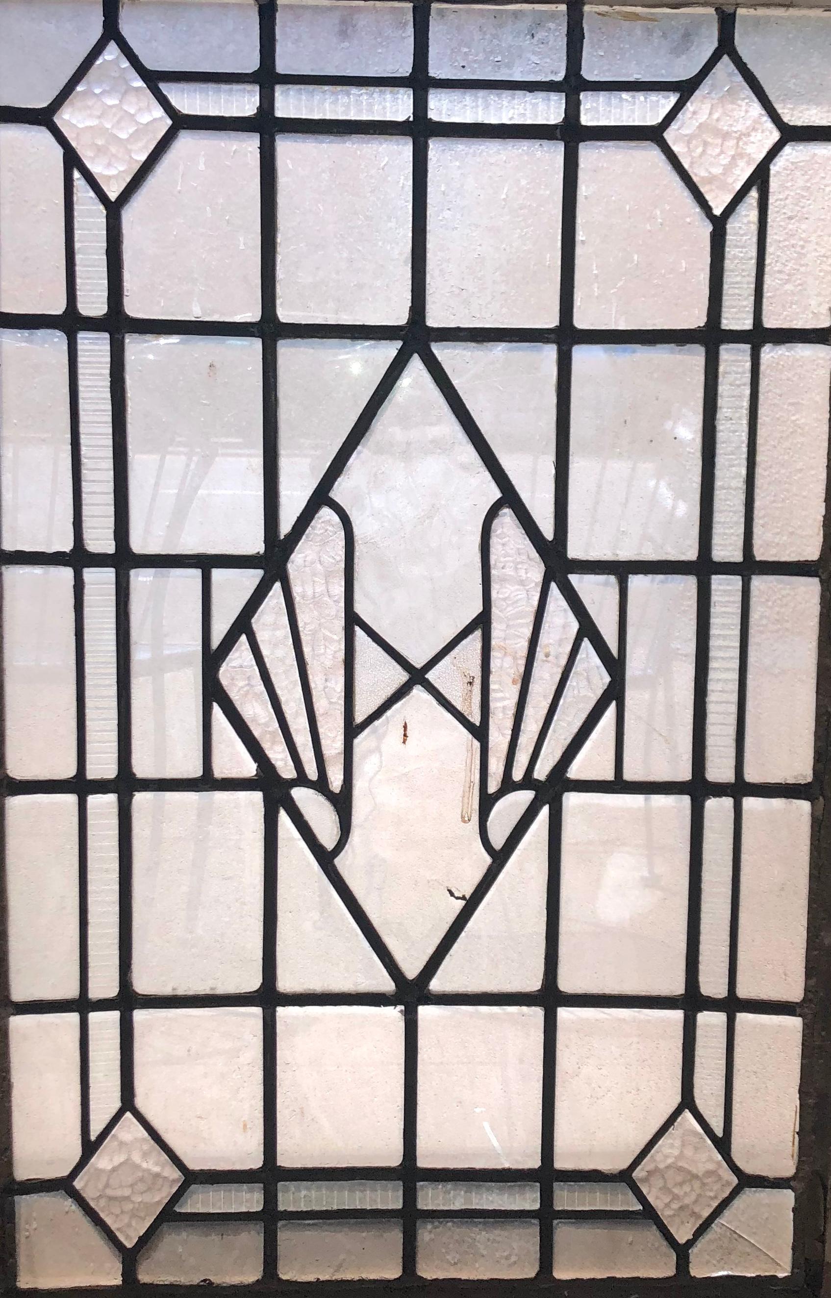 Fenêtre vintage en pierre brune avec un design plombé de style Art Deco. 
Actuellement dans un cadre en bois - les dimensions totales sont celles du vitrail et du cadre.
Situé à NY