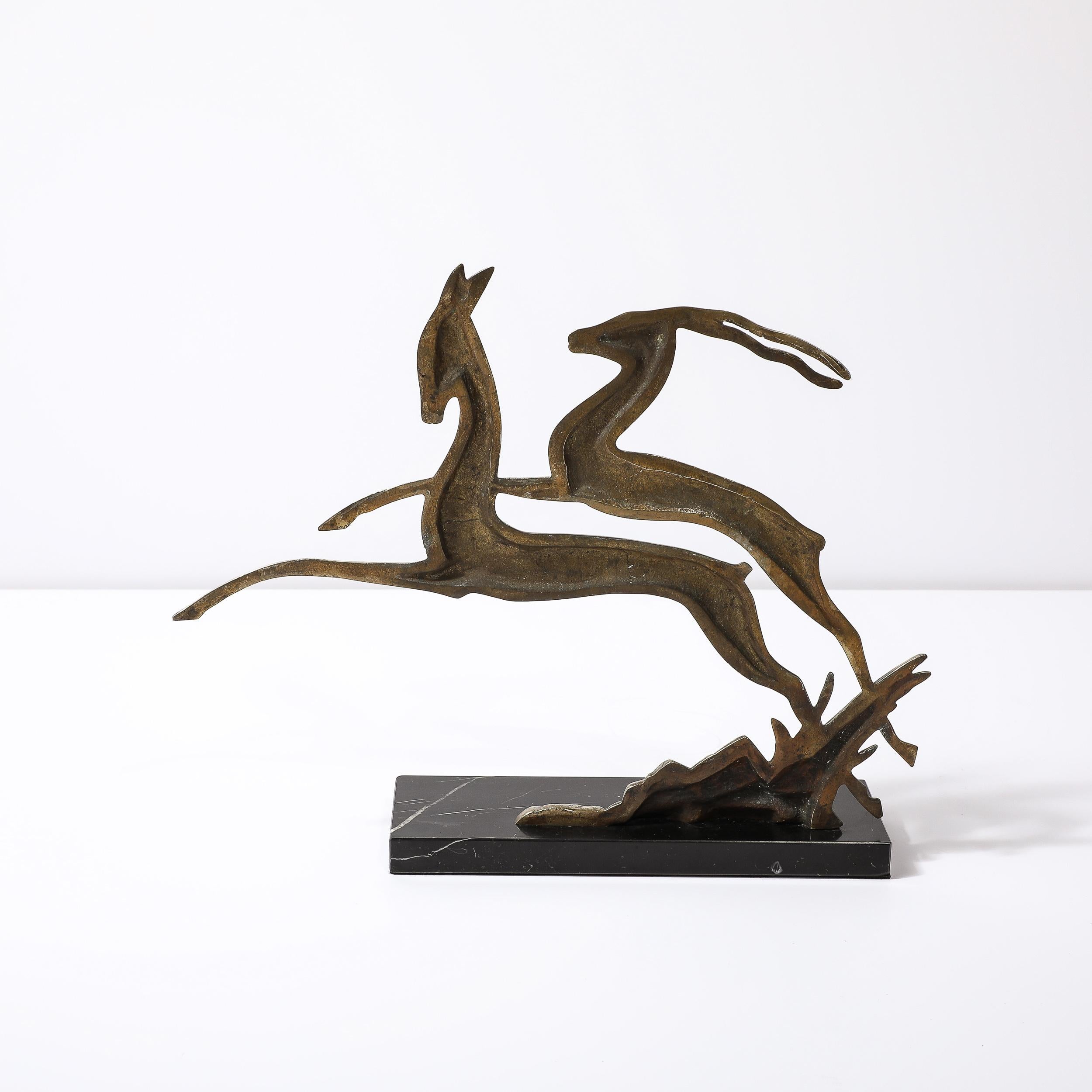 Sculpture Art Déco Gazelle bondissante en laiton poli sur base en marbre noir en vente 1