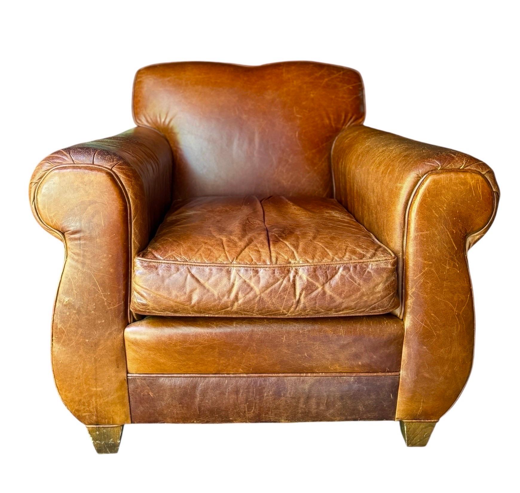 Probablemente diseñado por Mitchell Gold, este sillón art déco es un clásico inspirado en los años 30. Mitchell Gold comienza con un armazón de madera dura secada al horno para mayor durabilidad, y muelles helicoidales atados a mano para mayor