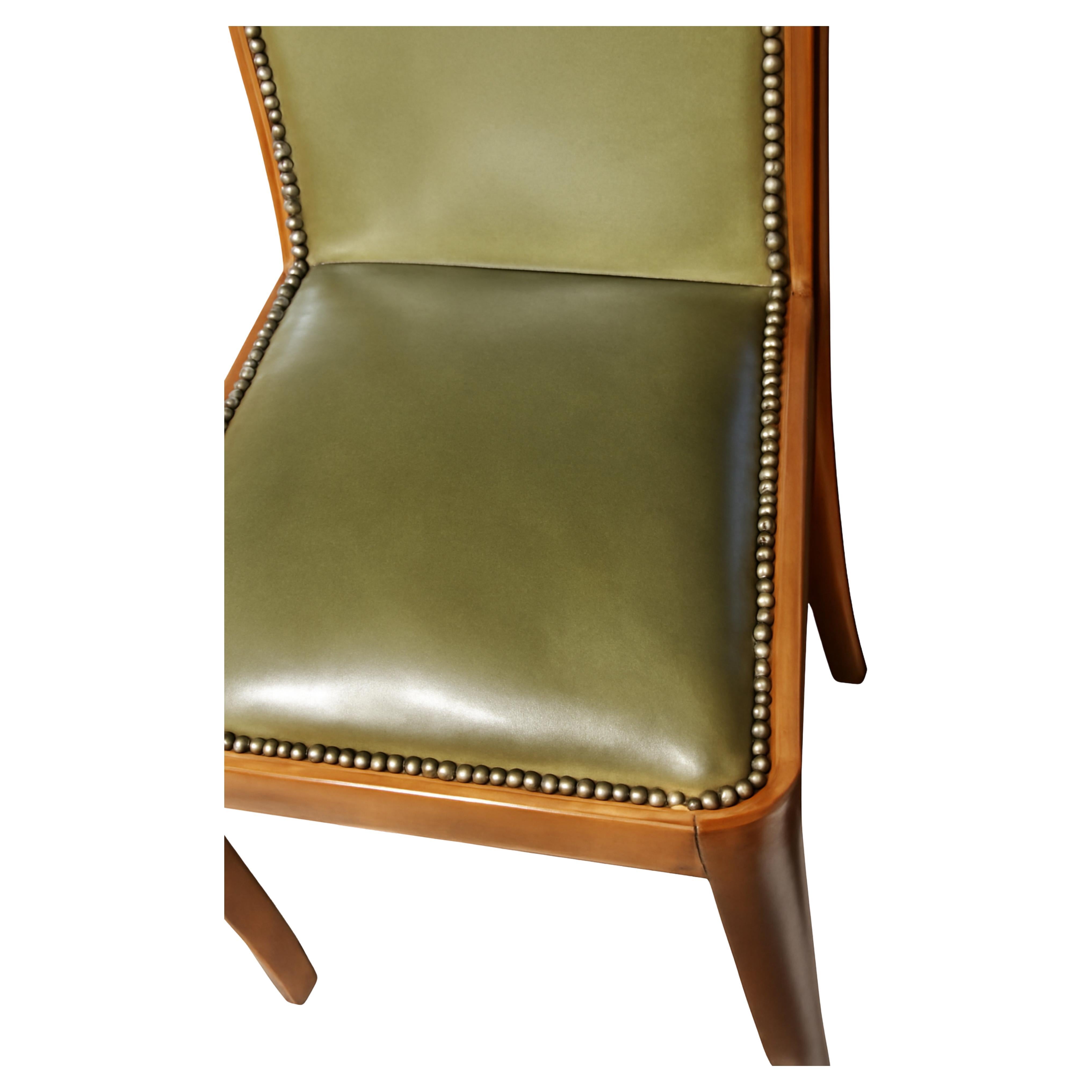 Chair in light veneer and upholstered in green leather and traditional studs.
Solid chair, structure reviewed by Carpenter. More chairs available

Height: 33,07 in (84 cm)
Width: 18,11 in (46 cm)
Depth: 15,35 in (39 cm)
Seat Height: 18,3 in (46,5 cm)