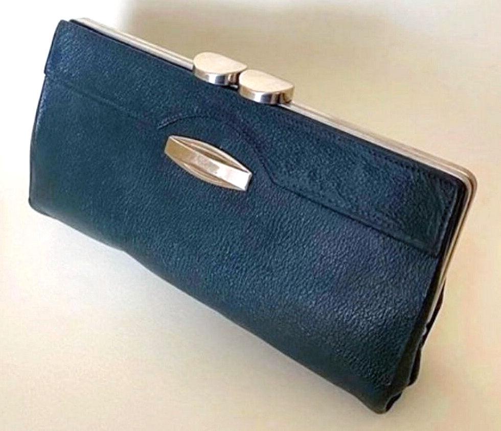 For your consideration is this original Art Deco leather handbag dating from the 1930s. Deco bags such as this one are nowadays are becoming increasingly hard to source. Features a chromed metal frame & dark green leather body with a statement sized
