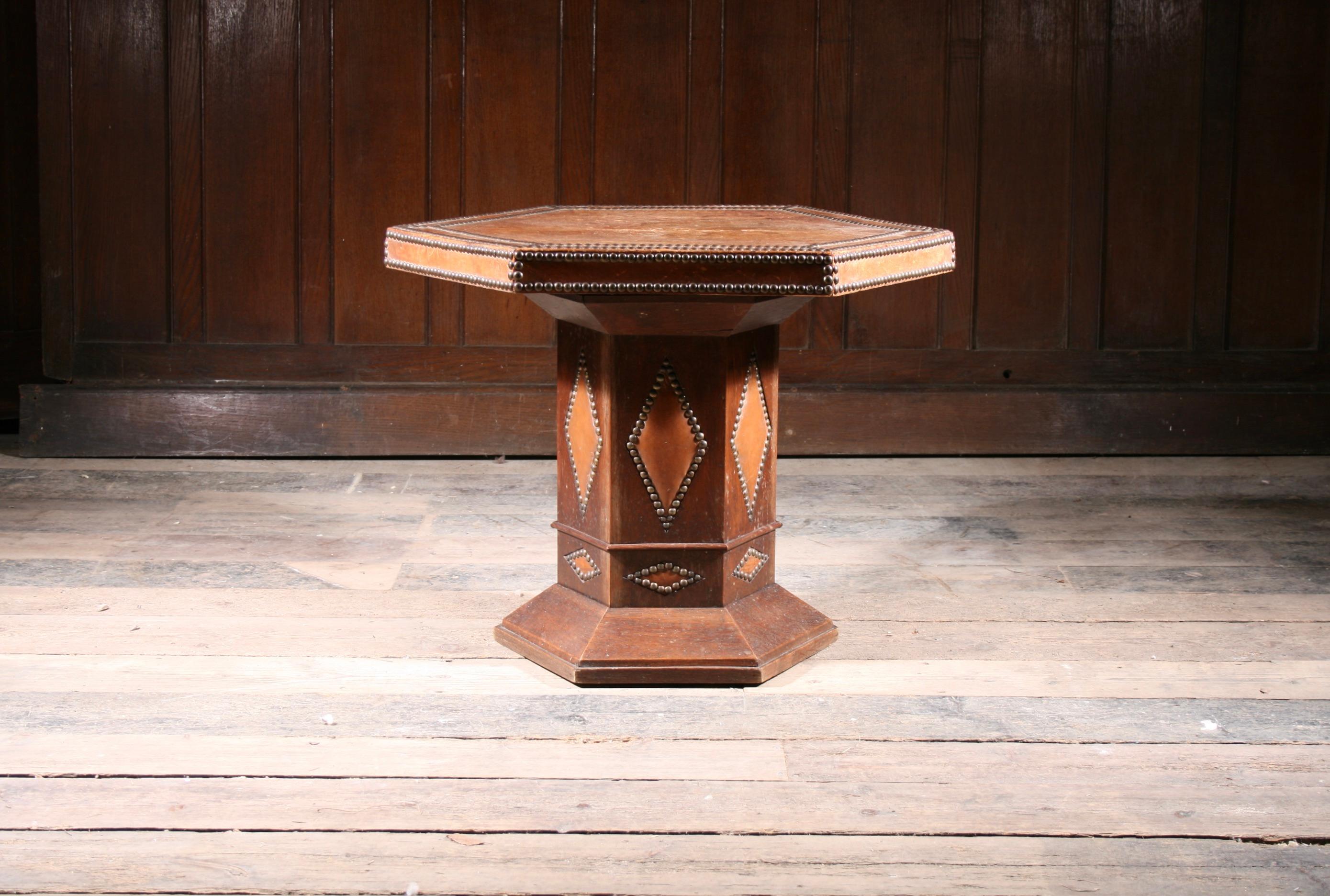 Table basse ou centrale en cuir, datant des années 1930.  La table est en très bon état d'origine, conforme à l'âge et à l'usage.  Très peu de ces tables en cuir clouté ont survécu.

Belle patine d'origine, avec quelques taches et marques dues à