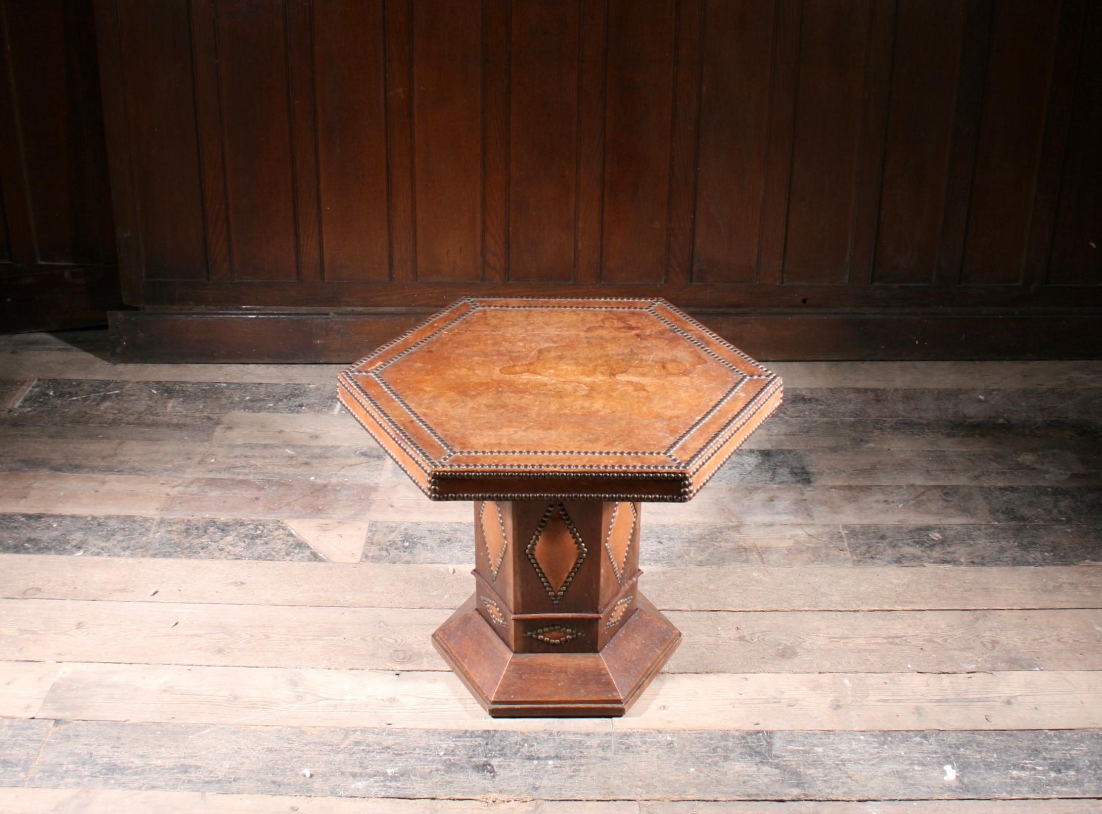 Anglais Table basse ou centrale en cuir Art Déco en vente