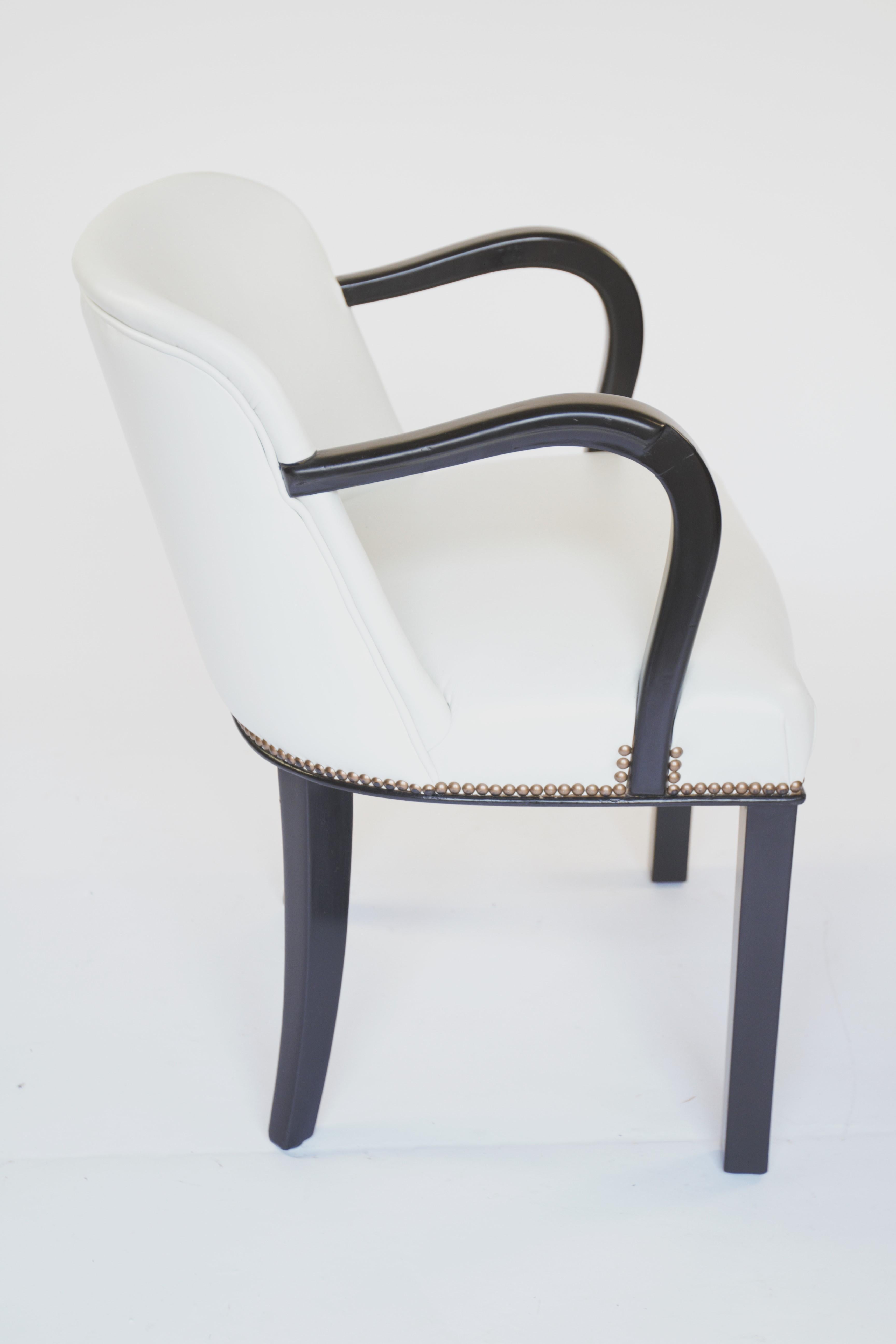 Art Deco Leder Schreibtisch Ellenbogenstuhl circa 1930s
Ebonisierter Rahmen mit offenen Krümmern
Kürzlich neu bezogen mit cremefarbenem Leder, & 
Nietenbesetzte Details aus Messing
Sitzhöhe:43cm