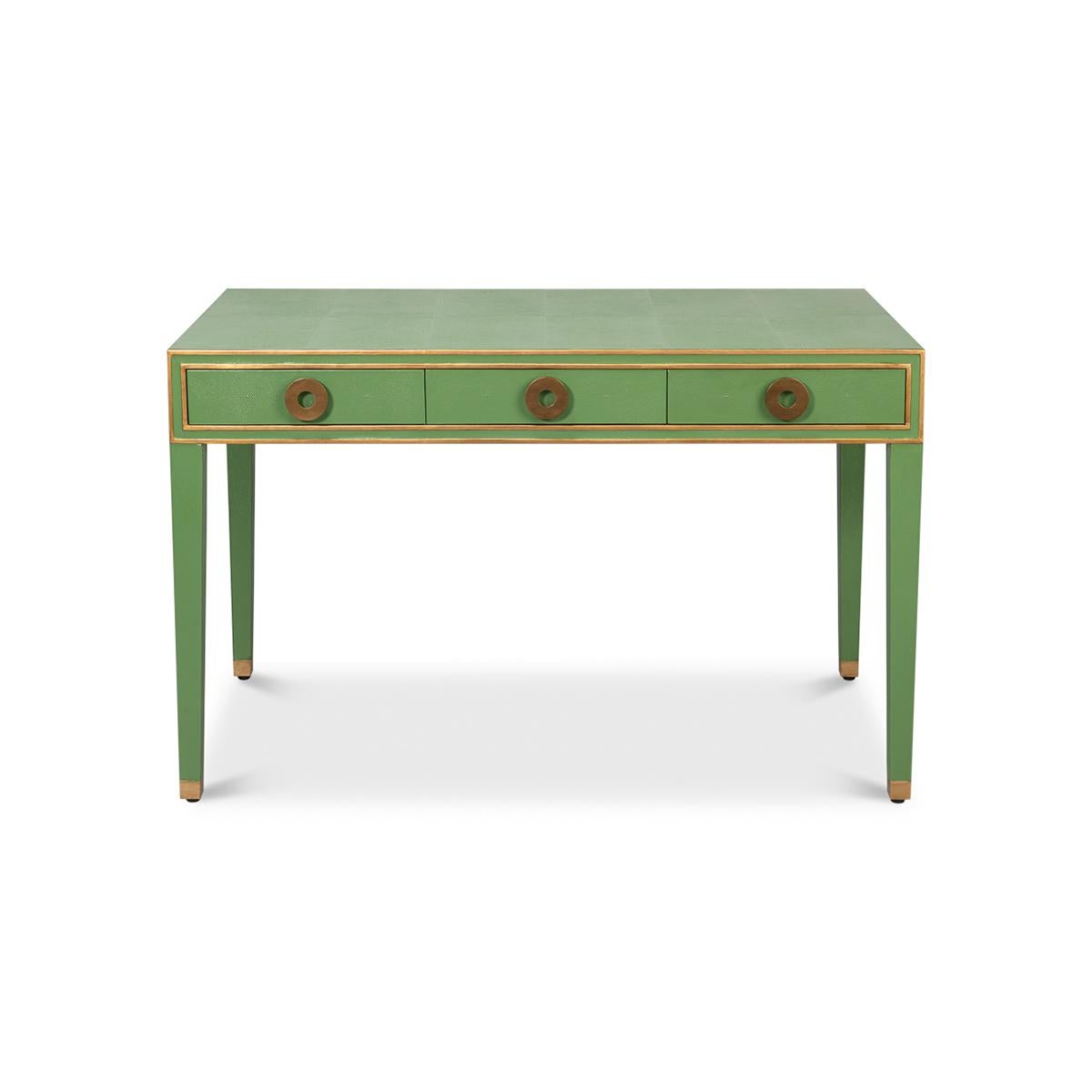 Ein französischer Art-Déco-Schreibtisch aus Leder mit Chagrin-Prägung in einem hellen Grün. Mit vergoldeten Akzenten, drei Fries-Schubladen mit modernen runden Griffen und auf quadratischen, konischen Beinen.

Abmessungen: 48