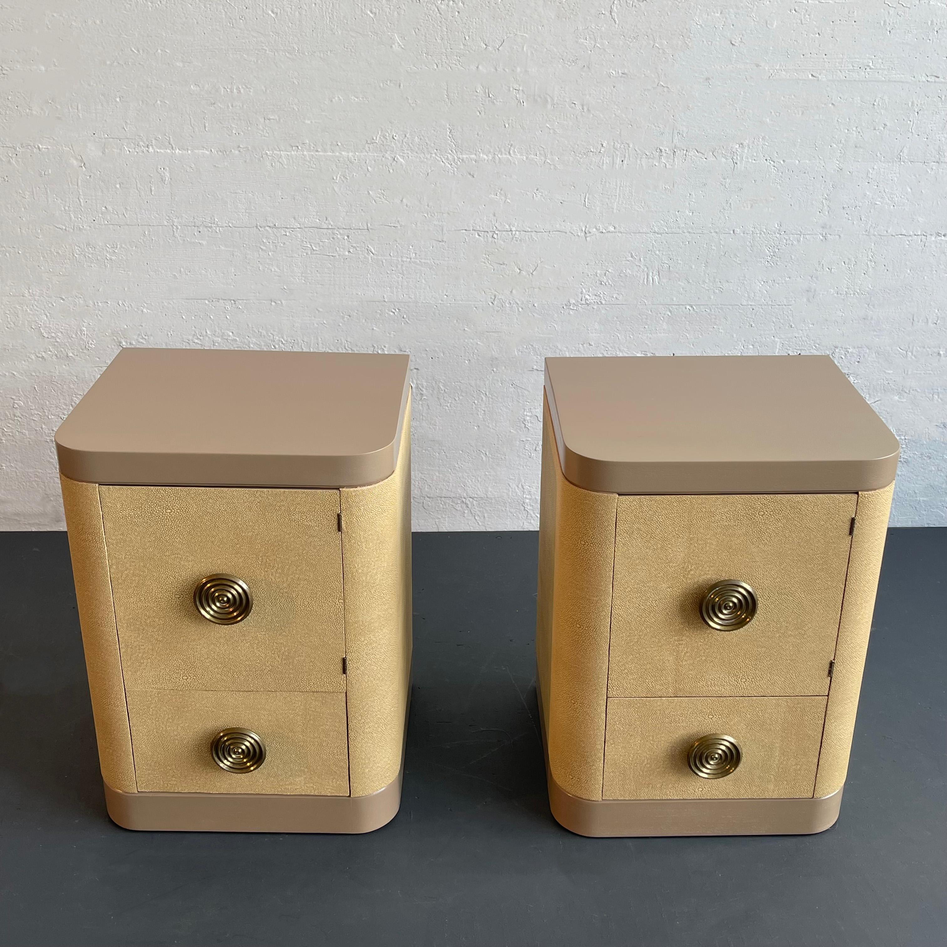 Tables de nuit Art Déco en cuir et faux galuchat de Gilbert Rohde en vente 2