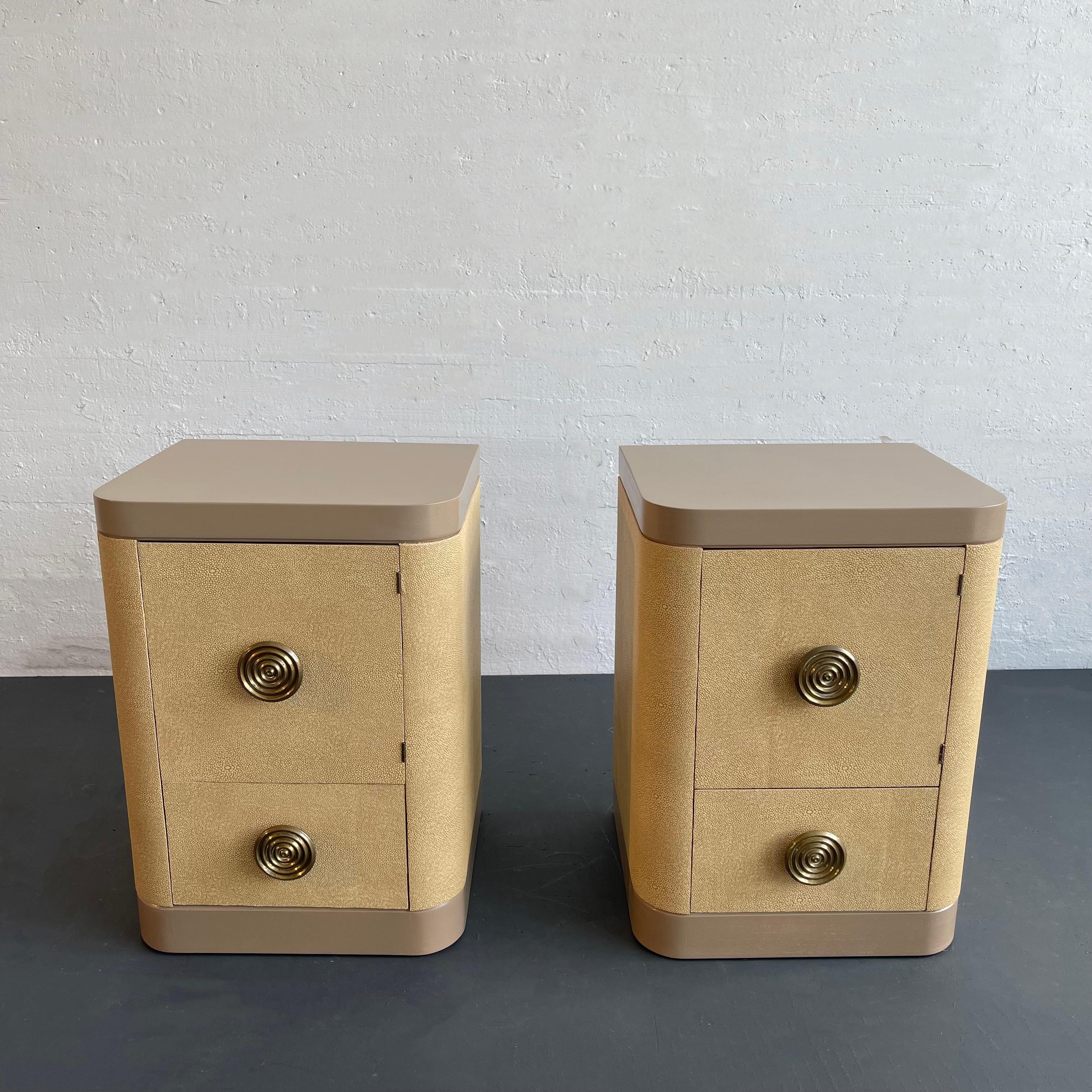 Paire de tables de nuit ou de tables d'appoint art déco personnalisées, conçues par Gilbert Rohde. Elles présentent des bords arrondis typiques de ses designs modernes américains épurés. Ces tables de chevet en bois satiné sont revêtues de faux cuir