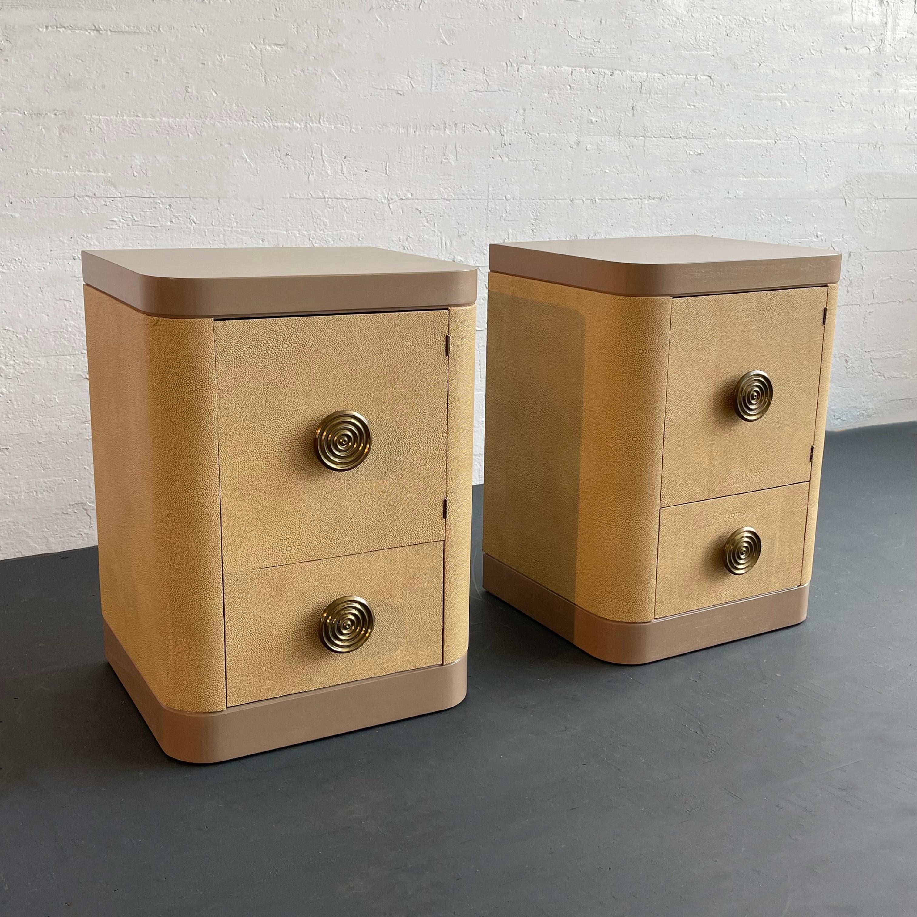 Américain Tables de nuit Art Déco en cuir et faux galuchat de Gilbert Rohde en vente
