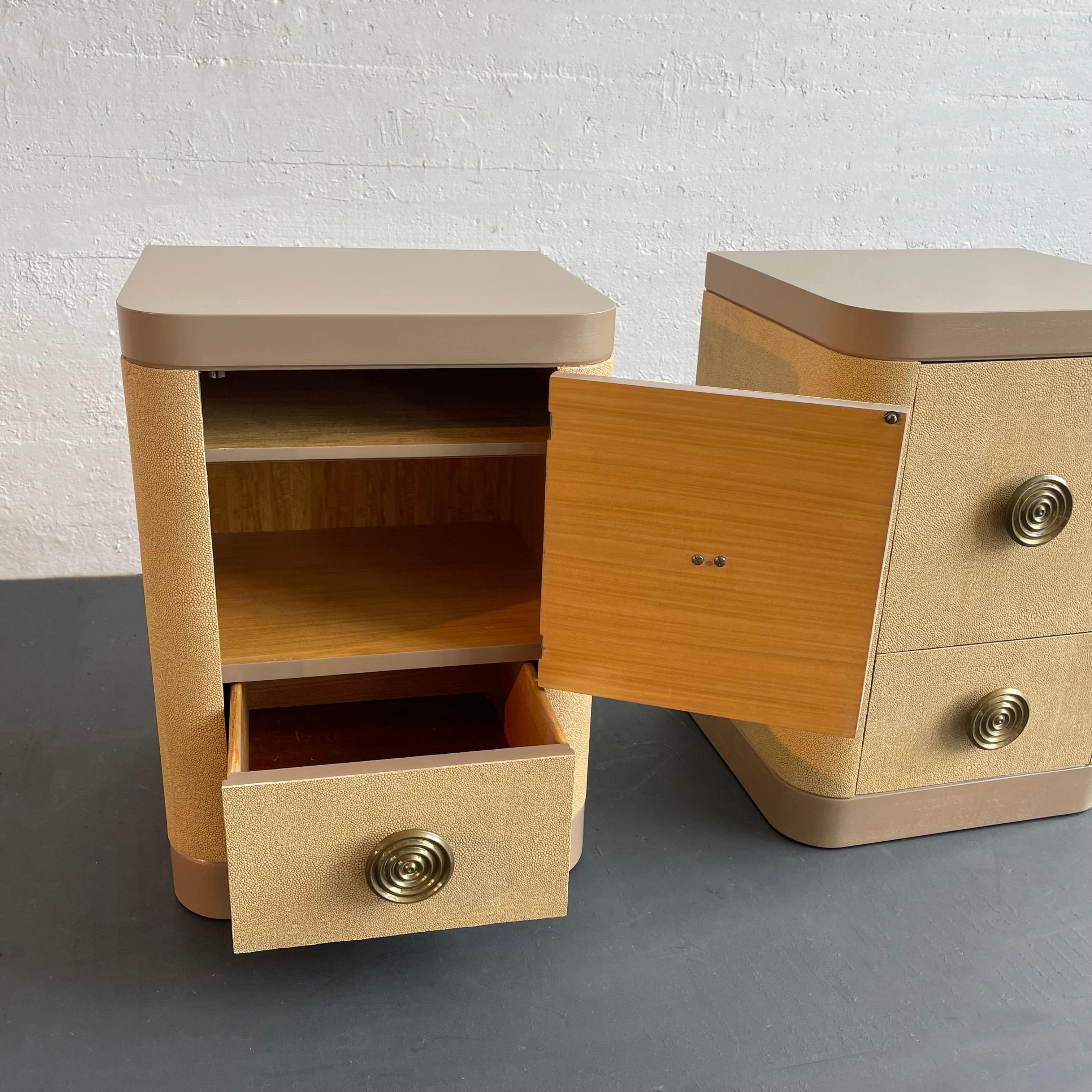 Tables de nuit Art Déco en cuir et faux galuchat de Gilbert Rohde Bon état - En vente à Brooklyn, NY