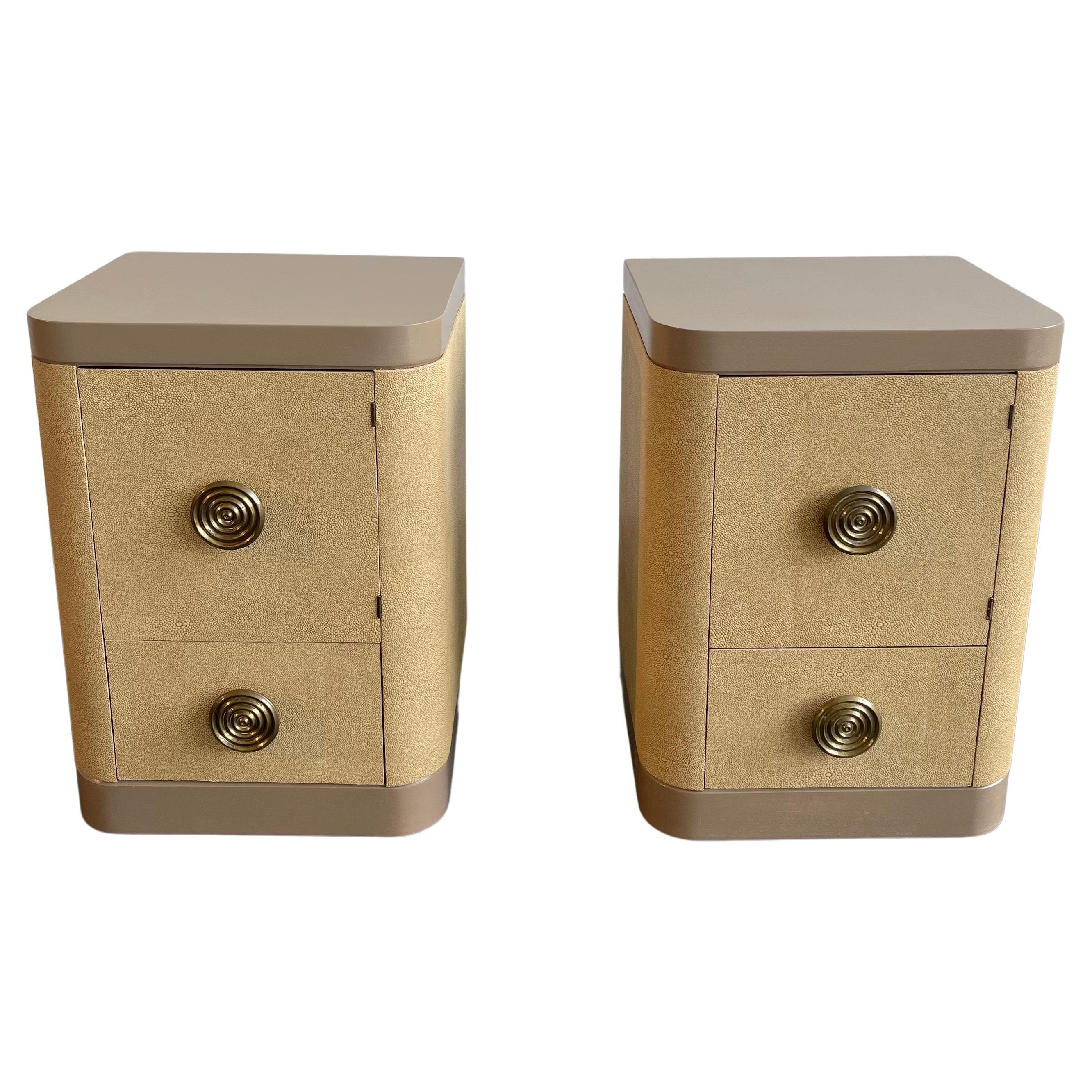 Tables de nuit Art Déco en cuir et faux galuchat de Gilbert Rohde en vente