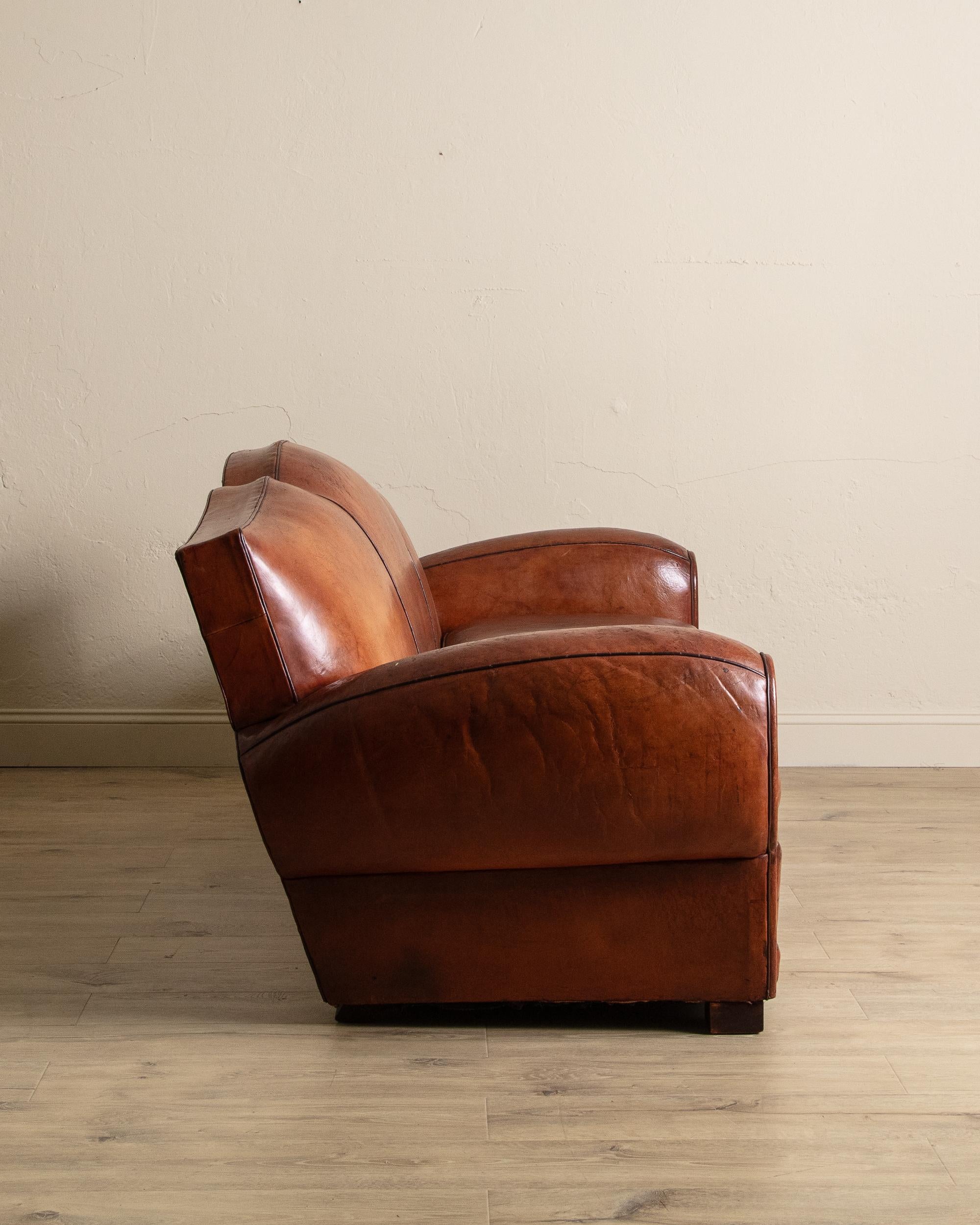 Francese Divano Art Deco con schienale a baffi in pelle, Francia, anni '30 in vendita